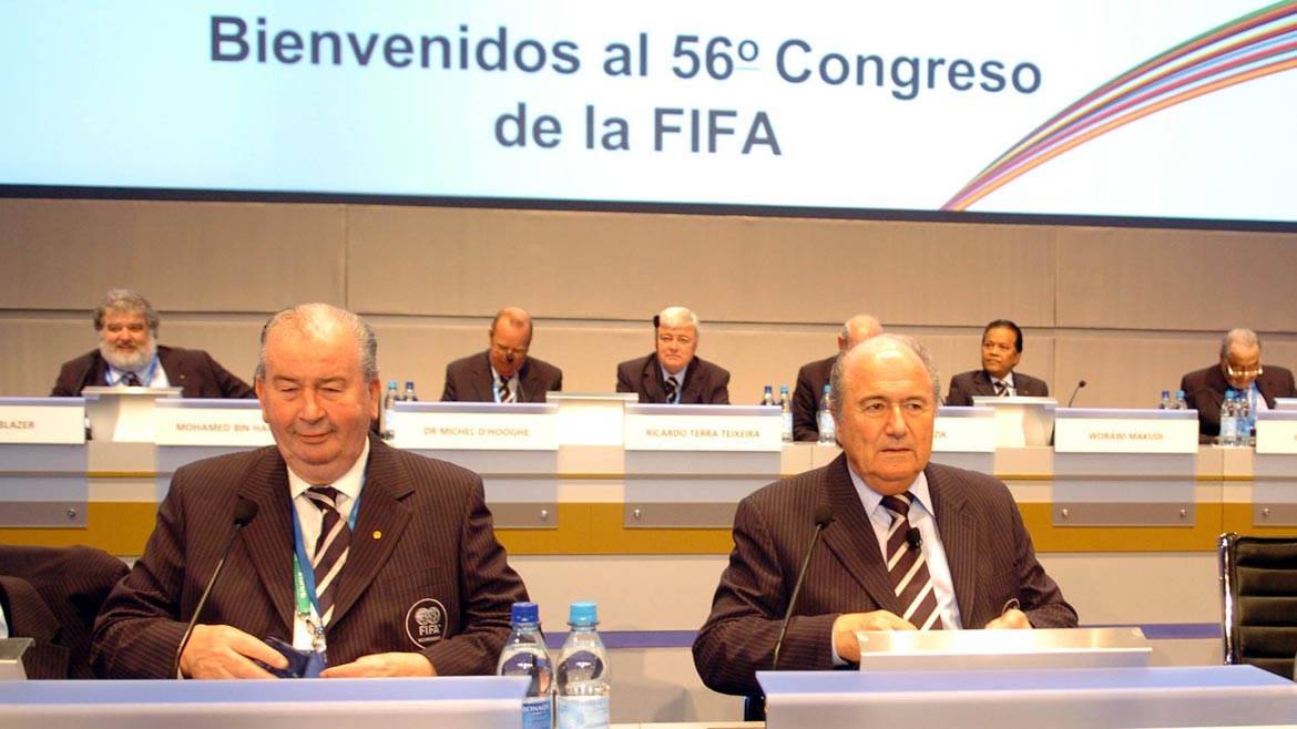 Grondona en la FIFA sentado al lado del por entonces presidente Blatter