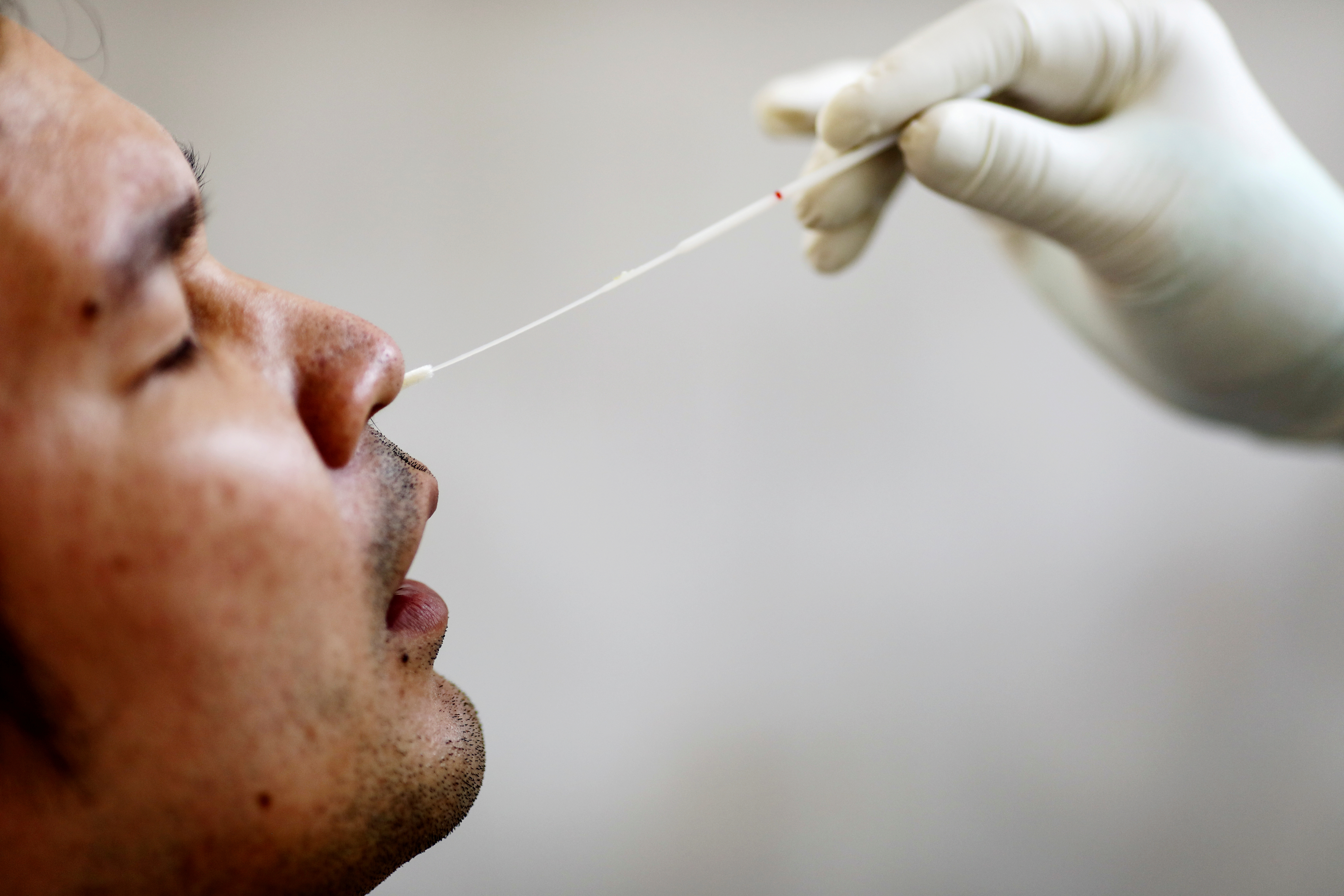 A través de la nariz, el virus puede ingresar abiertamente -  REUTERS/Athit Perawongmetha   
