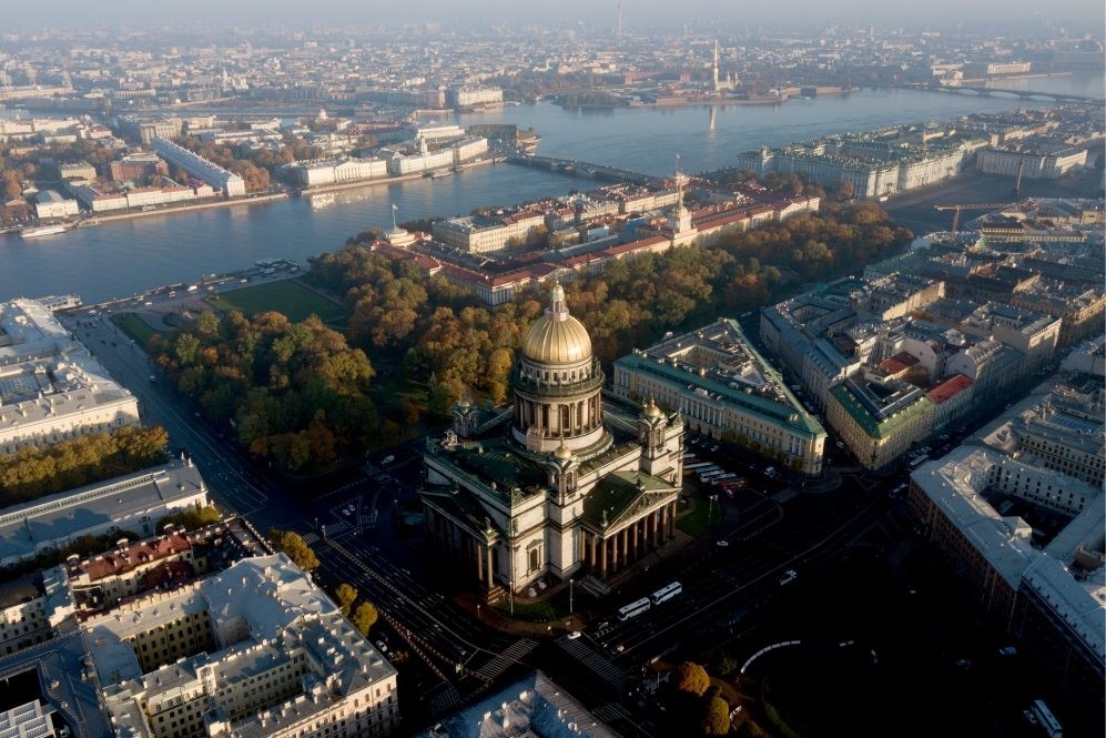 San Petersburgo es una ciudad puerto de Rusia en el mar Báltico. Fue la capital imperial por 2 siglos y la fundó en 1703 Pedro el Grande

