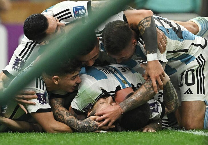 Dic 18, 2022  
Foto del domingo del capitán de Argentina Lionel Messi celebrando con sus compañeros tras marcarle a Francia 
REUTERS/Dylan Martinez