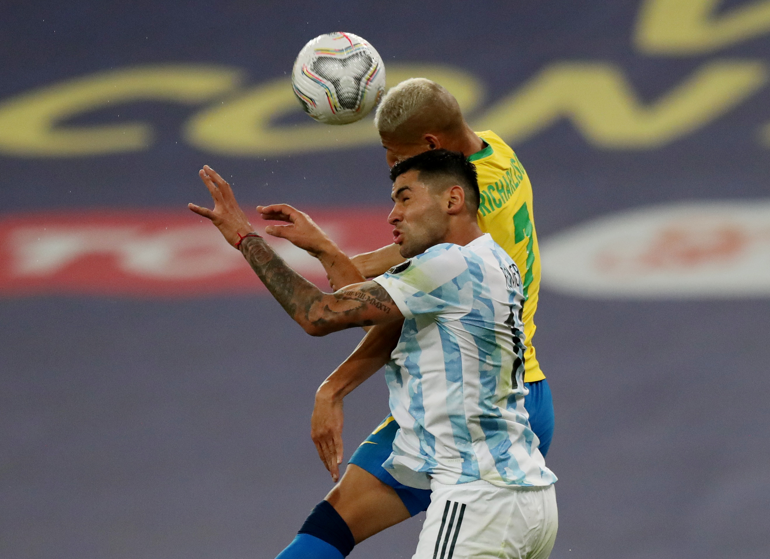Cristian Romero pelea por la pelota con Richarlison en la final de la Copa América. Foto: REUTERS/Amanda Perobelli