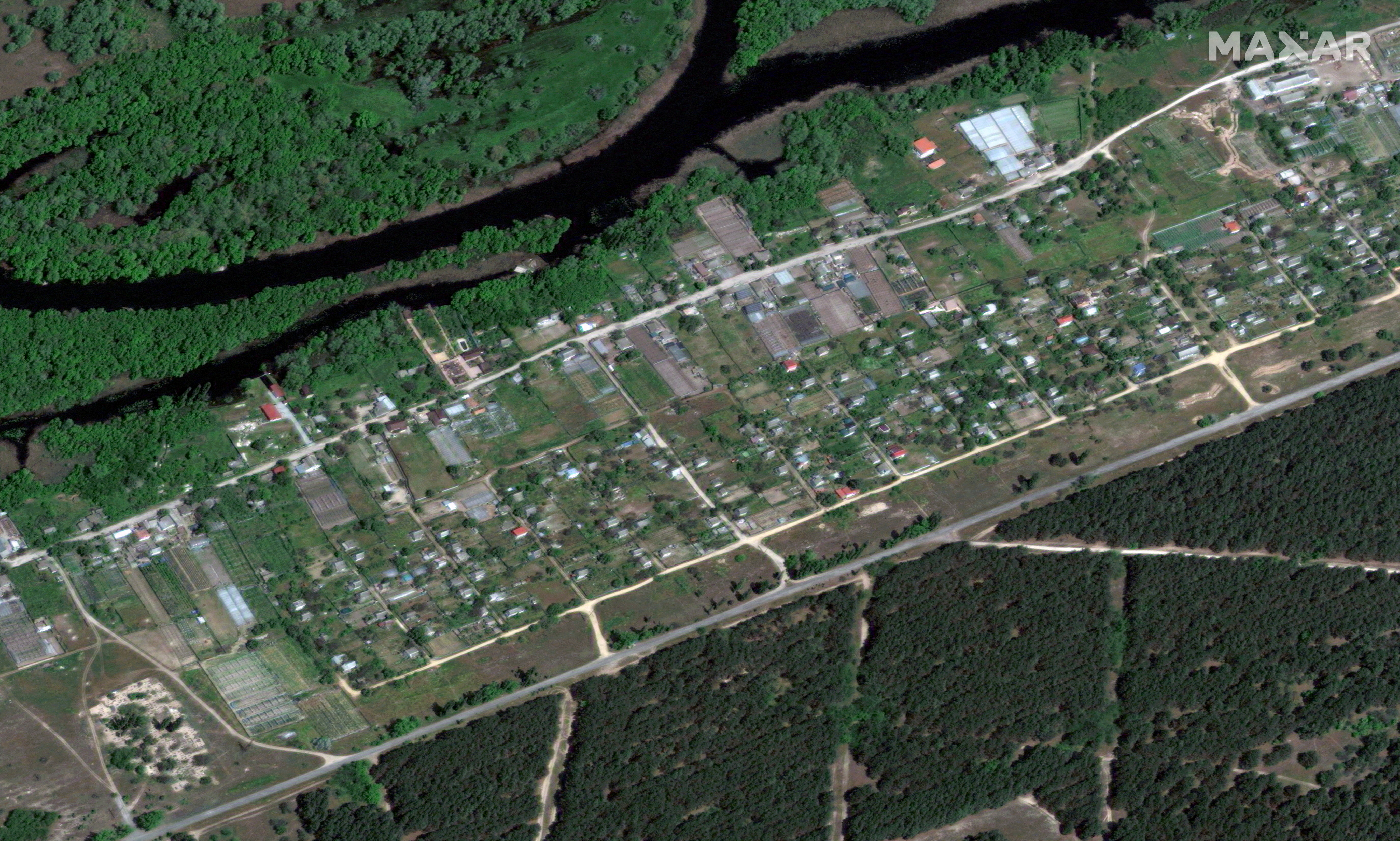 Una imagen de satélite muestra viviendas en Krynky, Ucrania, 15 de mayo de 2023. Maxar Technologies/Handout via REUTERS 