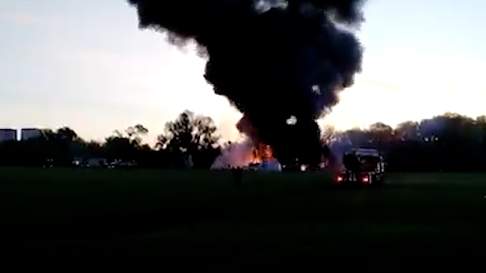 Los restos del avión se incendiaron tras el accidente. Cinco personas murieron y otras cuatro resultaron heridas 
