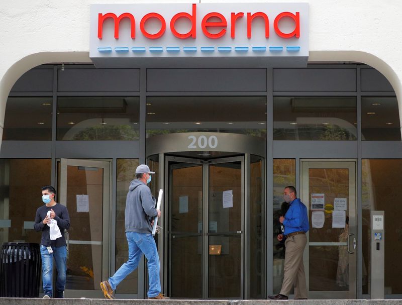 Un letrero en la sede de Moderna Therapeutics, que está desarrollando una vacuna contra el coronavirus (COVID-19), en Cambridge, Massachusetts, EEUU (REUTERS/Brian Snyder)