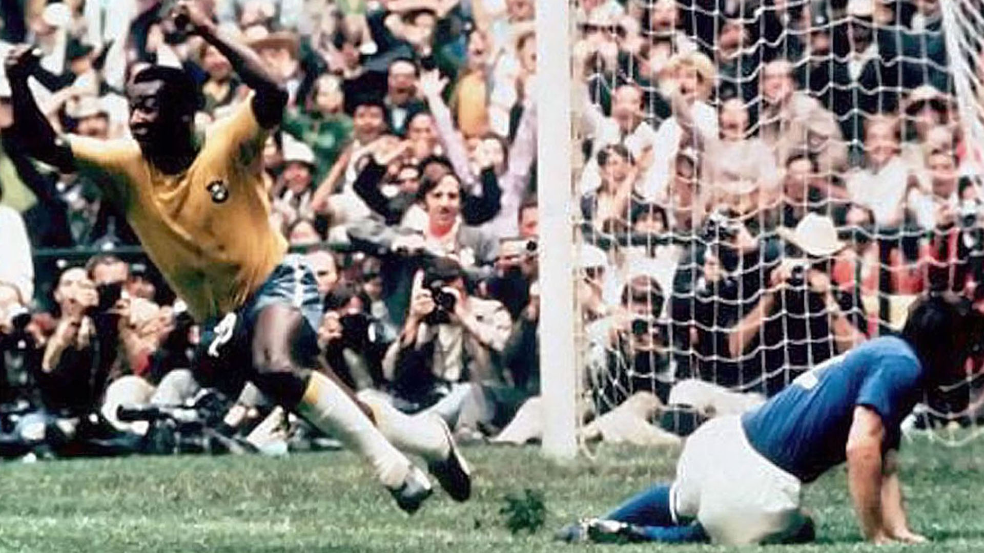 Pelé marcando un gol en la final del Mundial de México 1970 frente a Italia 