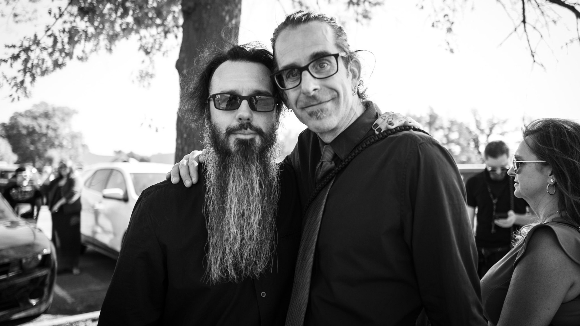 Damien Echols en compañía de Randy Blythe, vocalista de Lamb of God, una de las tantas bandas que a lo largo de las décadas han mostrado su apoyo a los acusados. (Foto: Twitter/@damienechols)