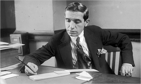 Carlos Ponzi, en 1920, pasó de ser un inmigrante italiano con unos pocos dólares en el bolsillo en los Estados Unidos a un millonario en menos de medio año.