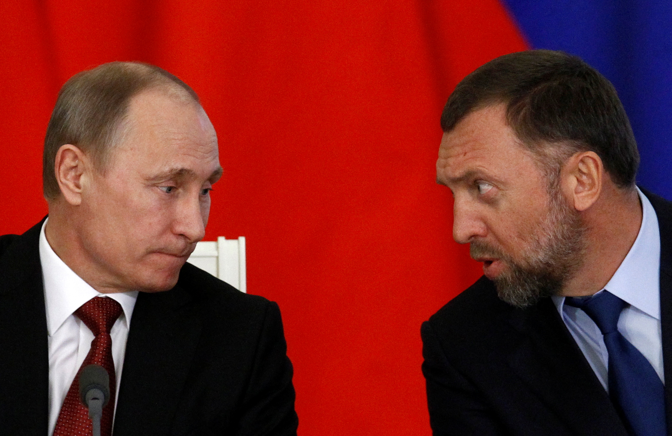 Vladimir Putin y el oligarca Oleg Deripaska durante una ceremonia en el Kremlin en 2013 (Reuters)