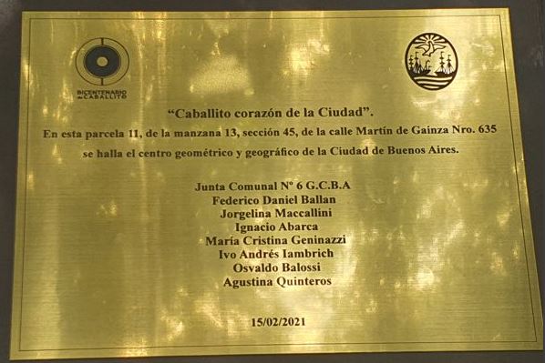 La placa que celebra el nuevo centro geográfico porteño (Comuna de Caballito)