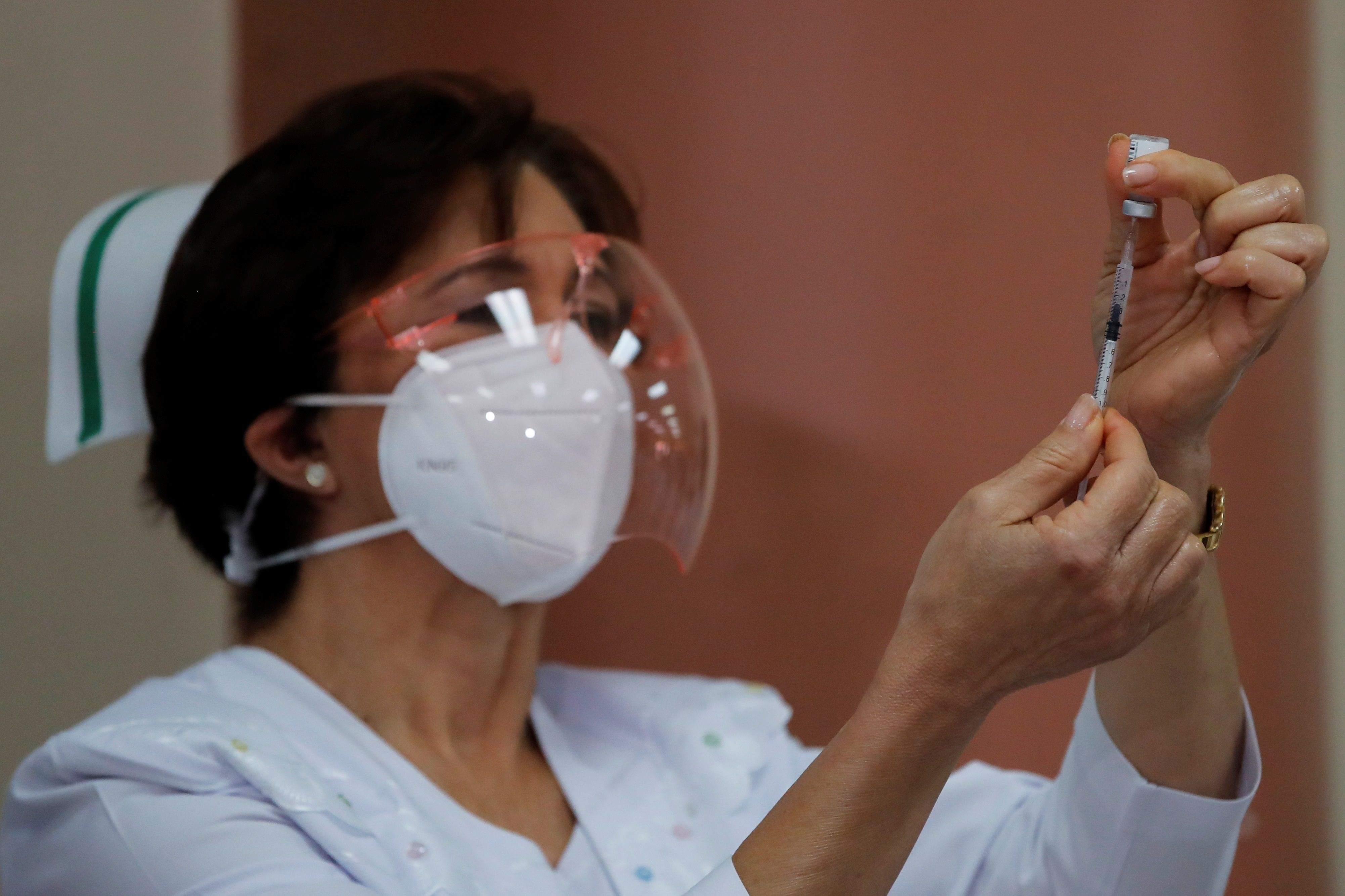 Una enfermera prepara la vacuna Pfizer / BioNTech contra la COVID-19 durante la primera vacunación, en el Hospital Santo Tomás (HST) en ciudad de Panamá (Panamá). EFE/Bienvenido Velasco
