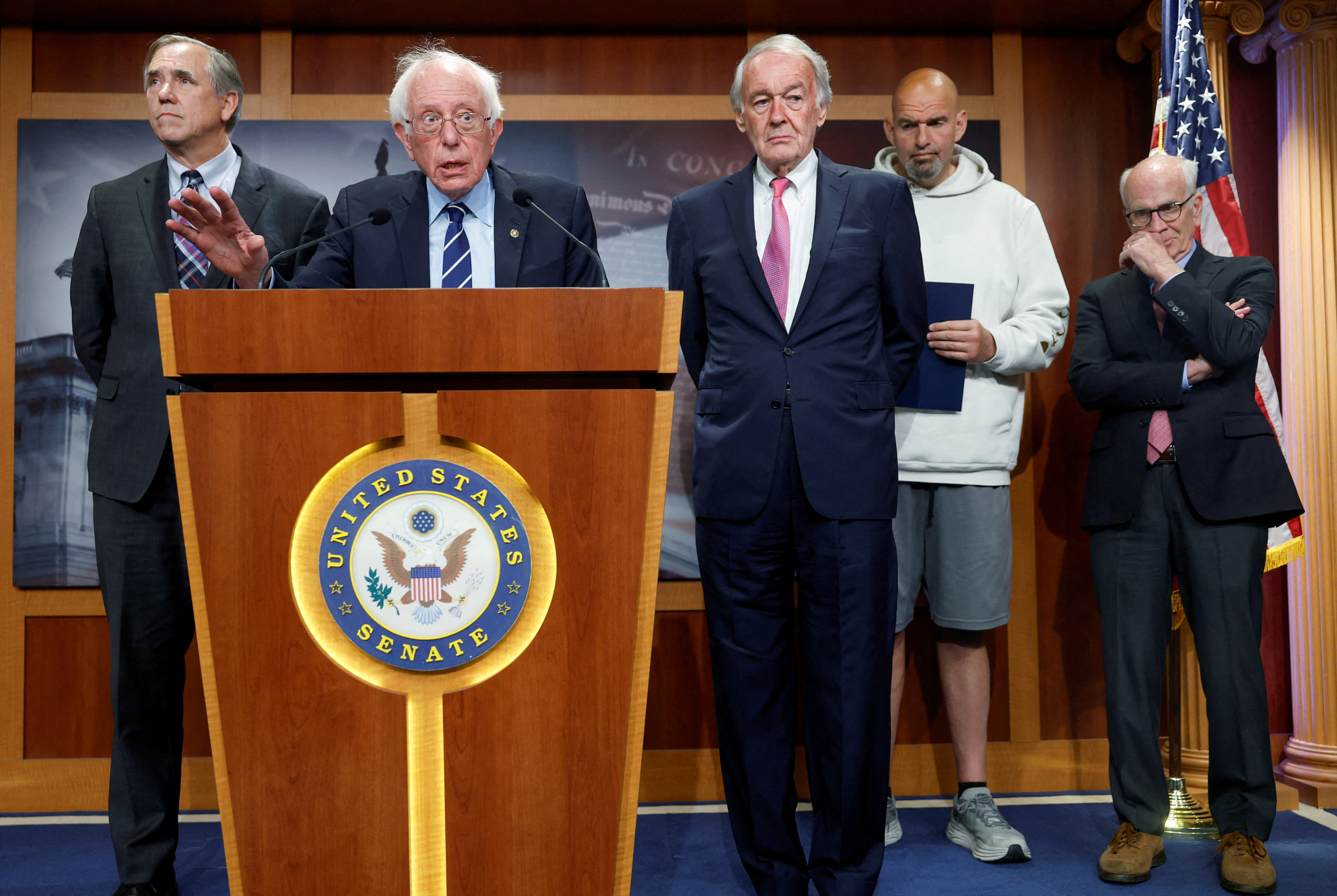 El senador estadounidense Bernie Sanders, junto con los senadores Jeff Merkley, Edward Markey, John Fetterman y Peter Welch, habla en una rueda de prensa en el Capitolio  (REUTERS/Evelyn Hockstein)