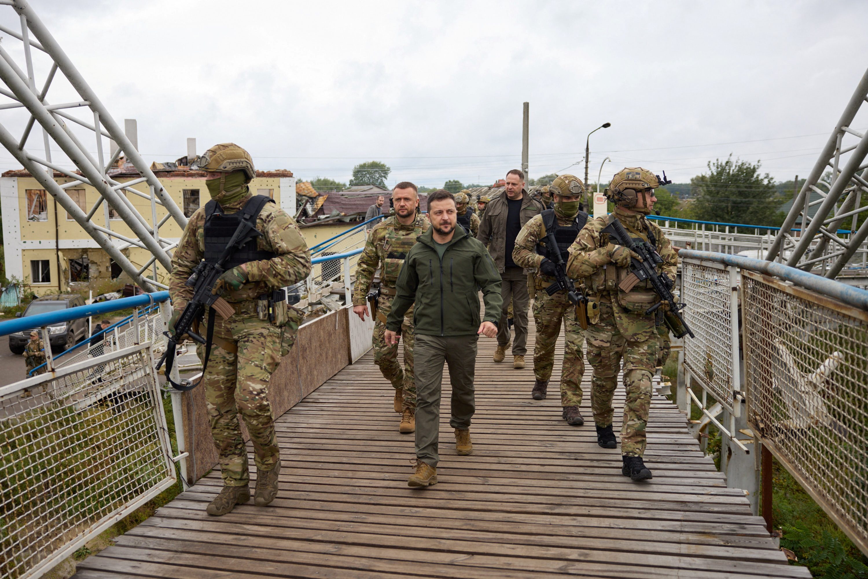 Volodimir Zelensky prometió una “victoria” en una visita a la ciudad estratégica de Izyum, (Presidencia de Ucrania via REUTERS)