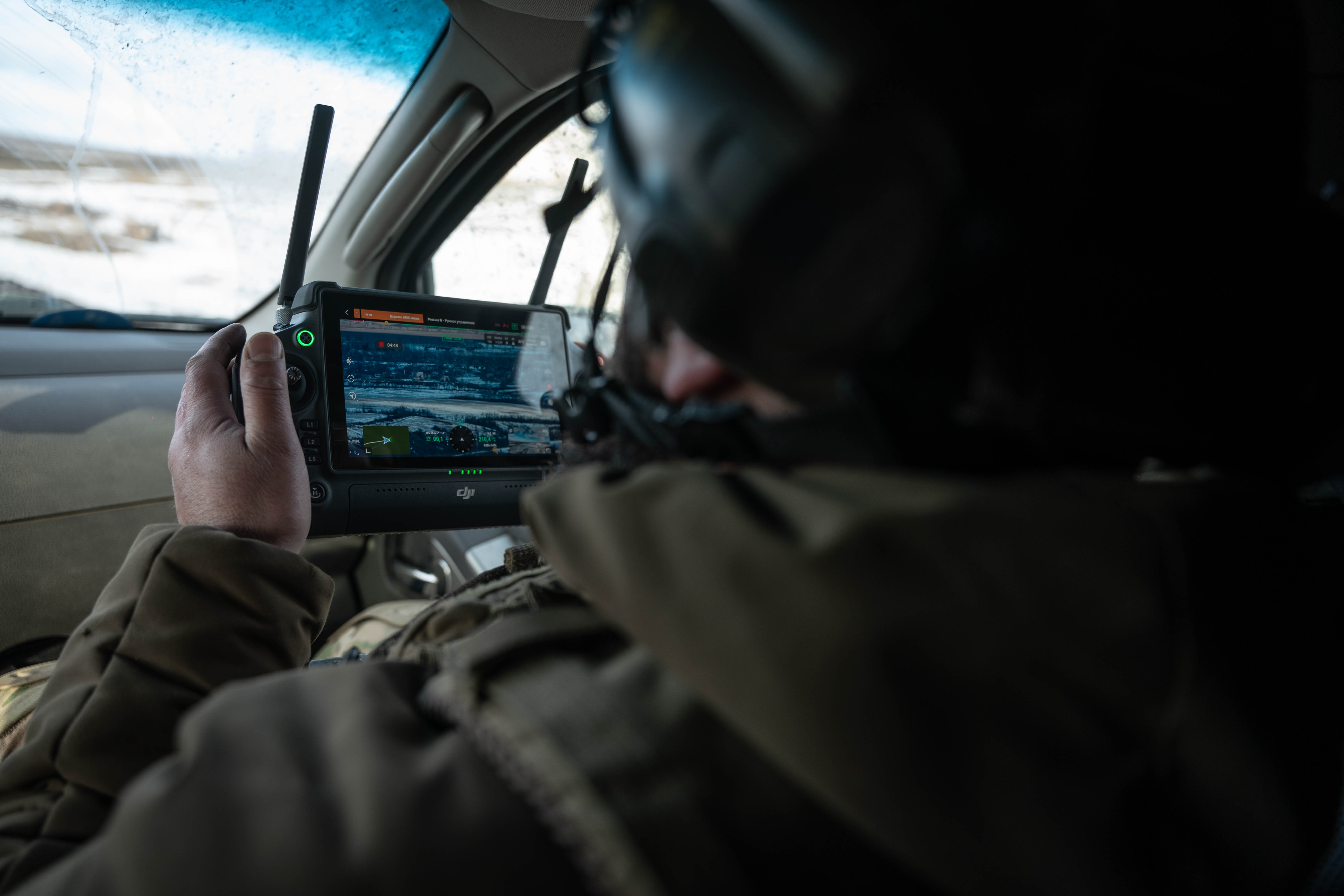 Mientras se dirigen a toda velocidad por las rutas de barro en el frente de Bakhmut, "Zahar" maneja su drone inspecciona la posición de las tropas rusas desde el auto para evitar ser vistos y perder conexión satelital de radio