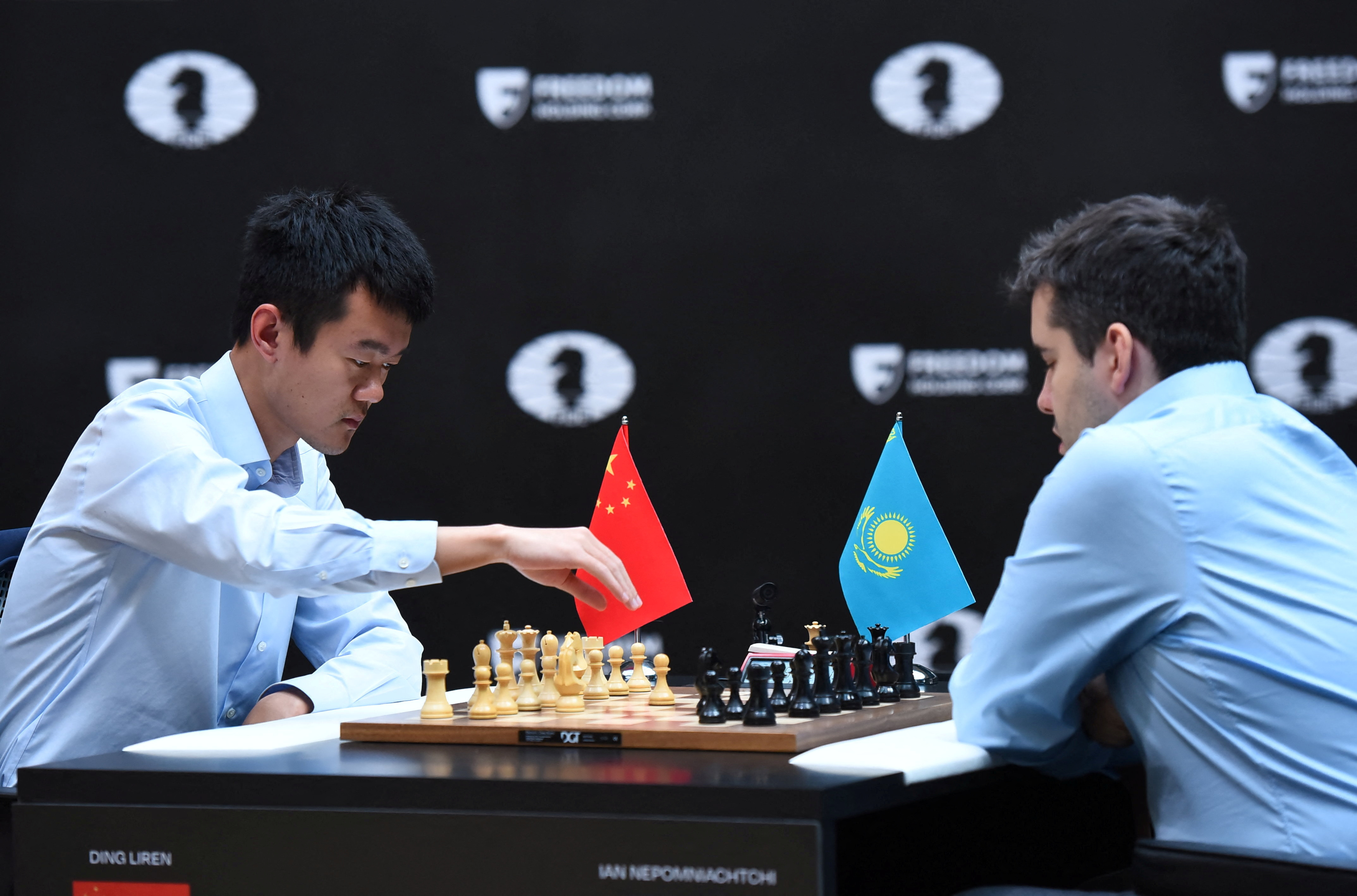 El chino Ding Liren venicó al ruso Ian Nepomniachtchi y se consagró campeón mundial de ajedrez (REUTERS/Vladislav Vodnev)