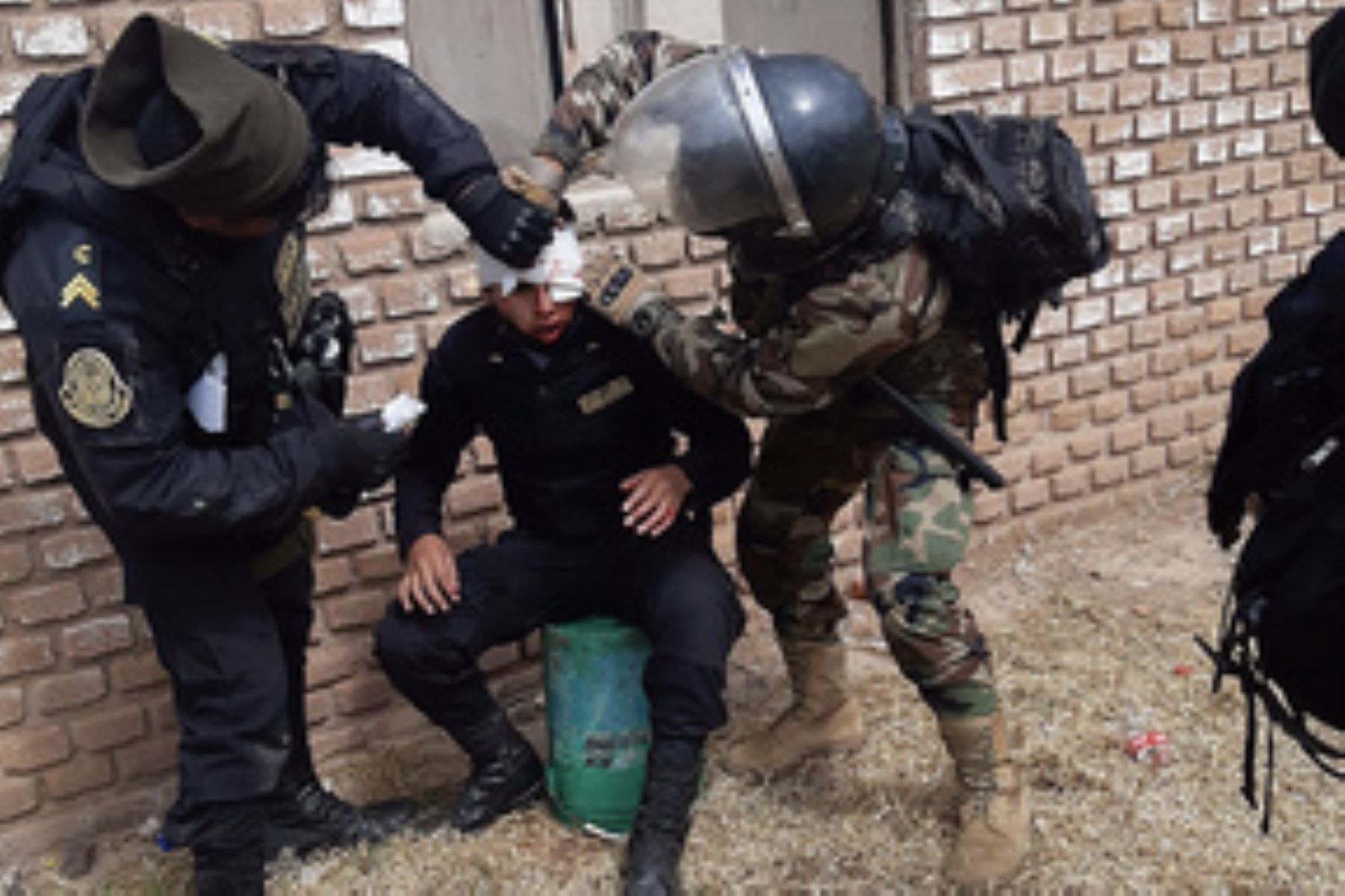 Más de 20 policías heridos y un vehículo incendiado en Juliaca. (Mininter)