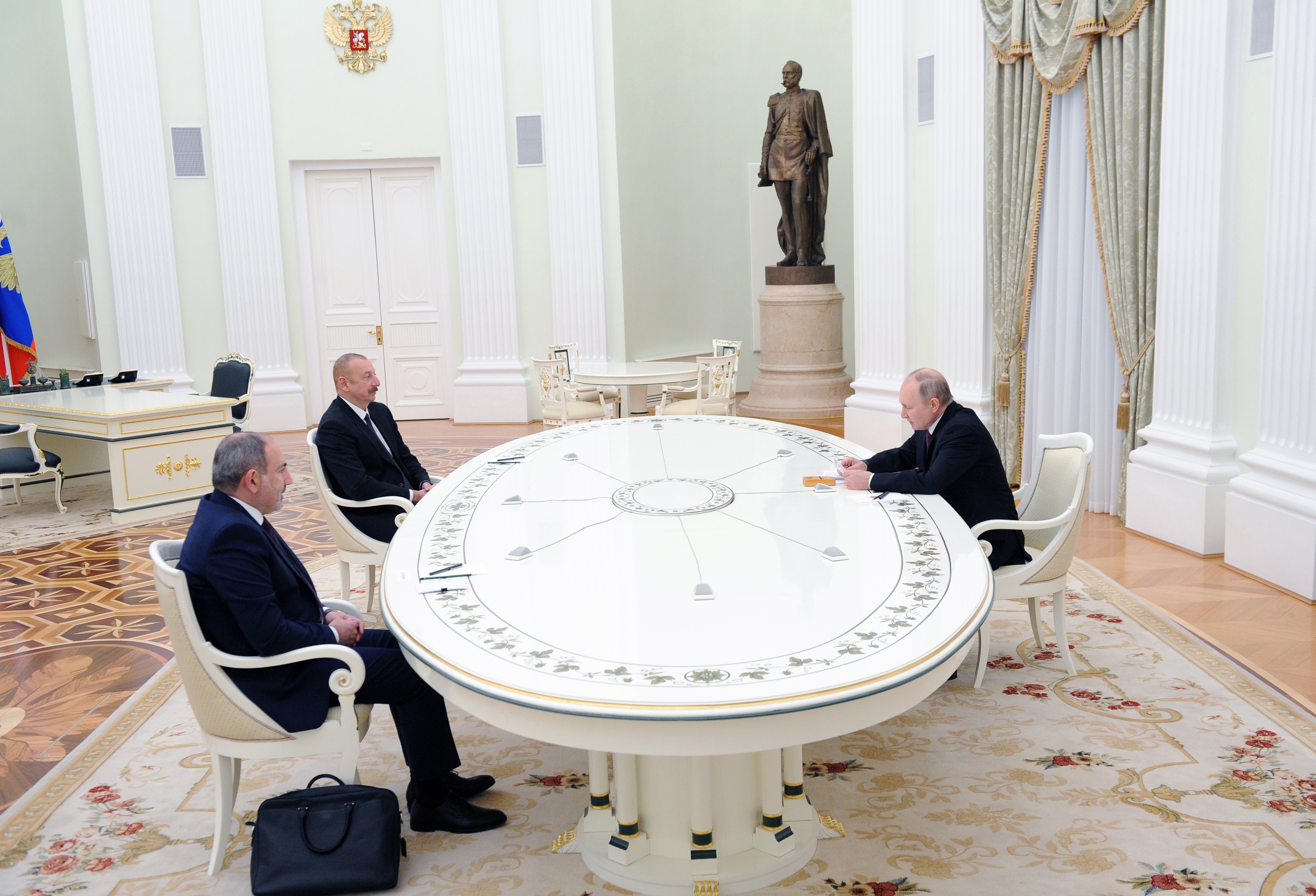File foto di Putin, Presidente dell'Azerbaigian Ilham Aliyev e Primo Ministro dell'Armenia Nikol Pashinyan (EFE)