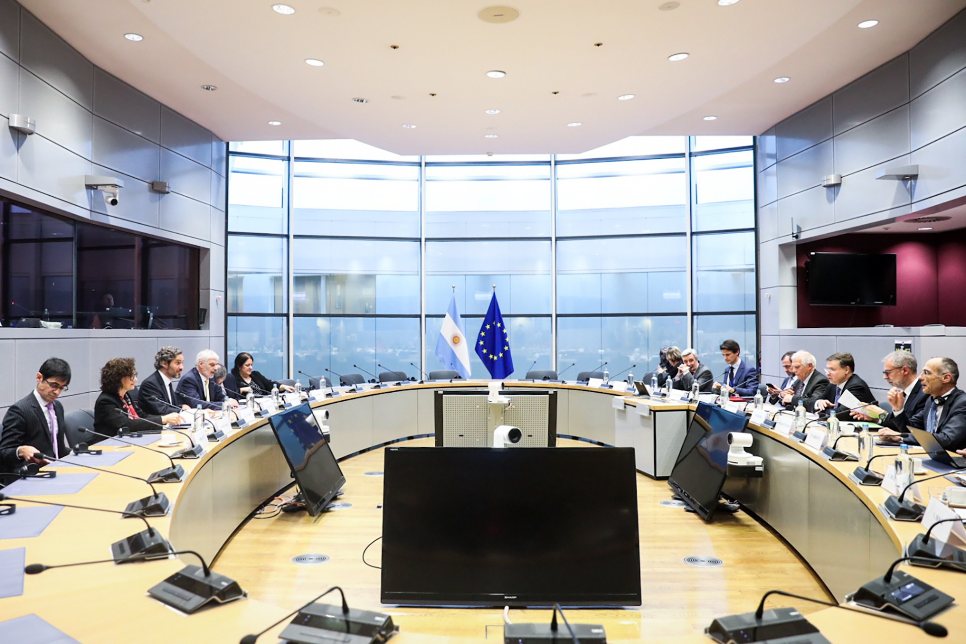 La reunión en Bélgica de los representantes del Mercosur y de la Unión Europea. Acordaron conformar comisiones para destrabar los temas que complican las negociaciones entre los bloques