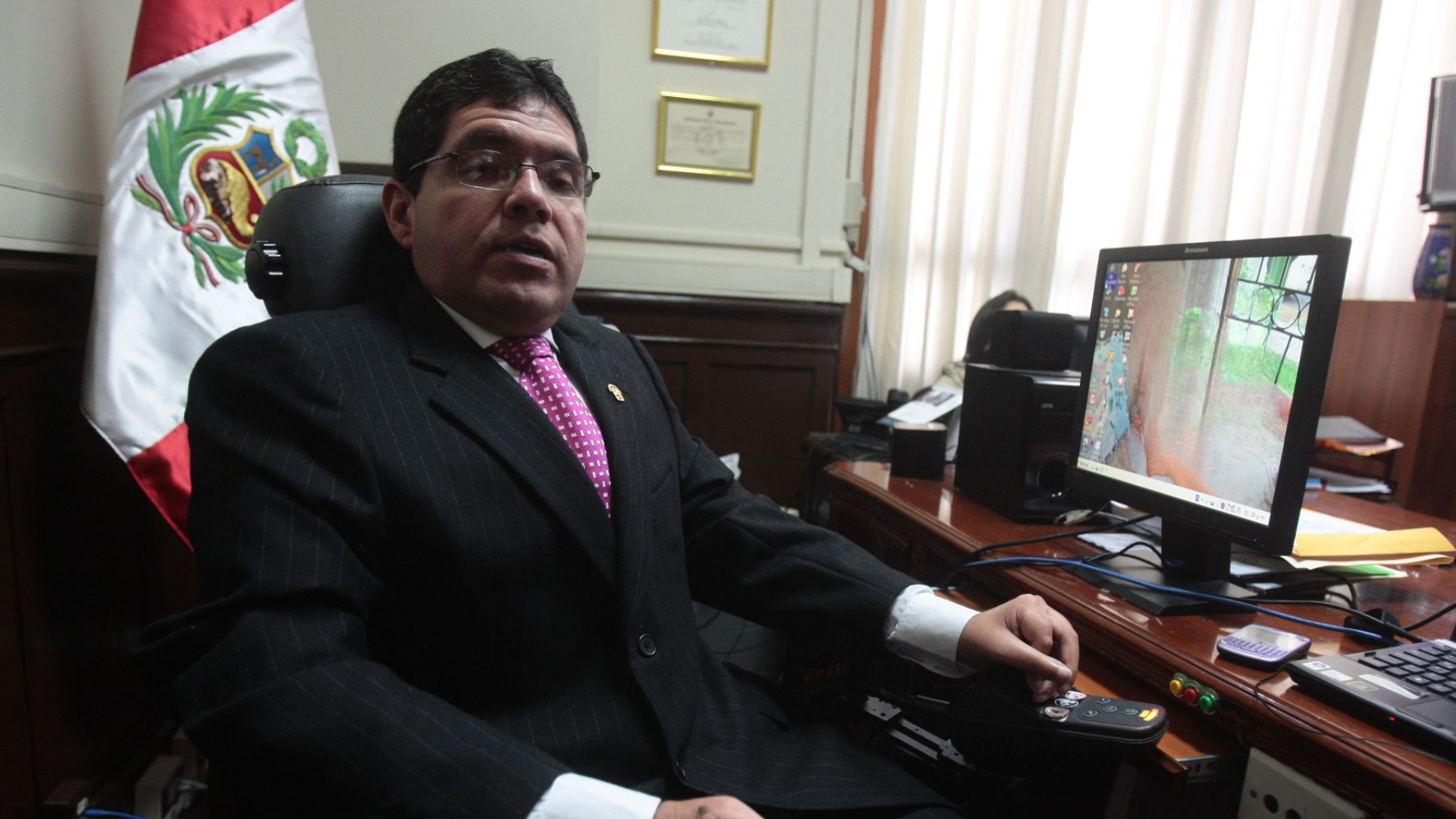 En el 2013, Michael Urtecho fue desaforado por recortar el sueldo a los trabajadores de su despacho | ANDINA