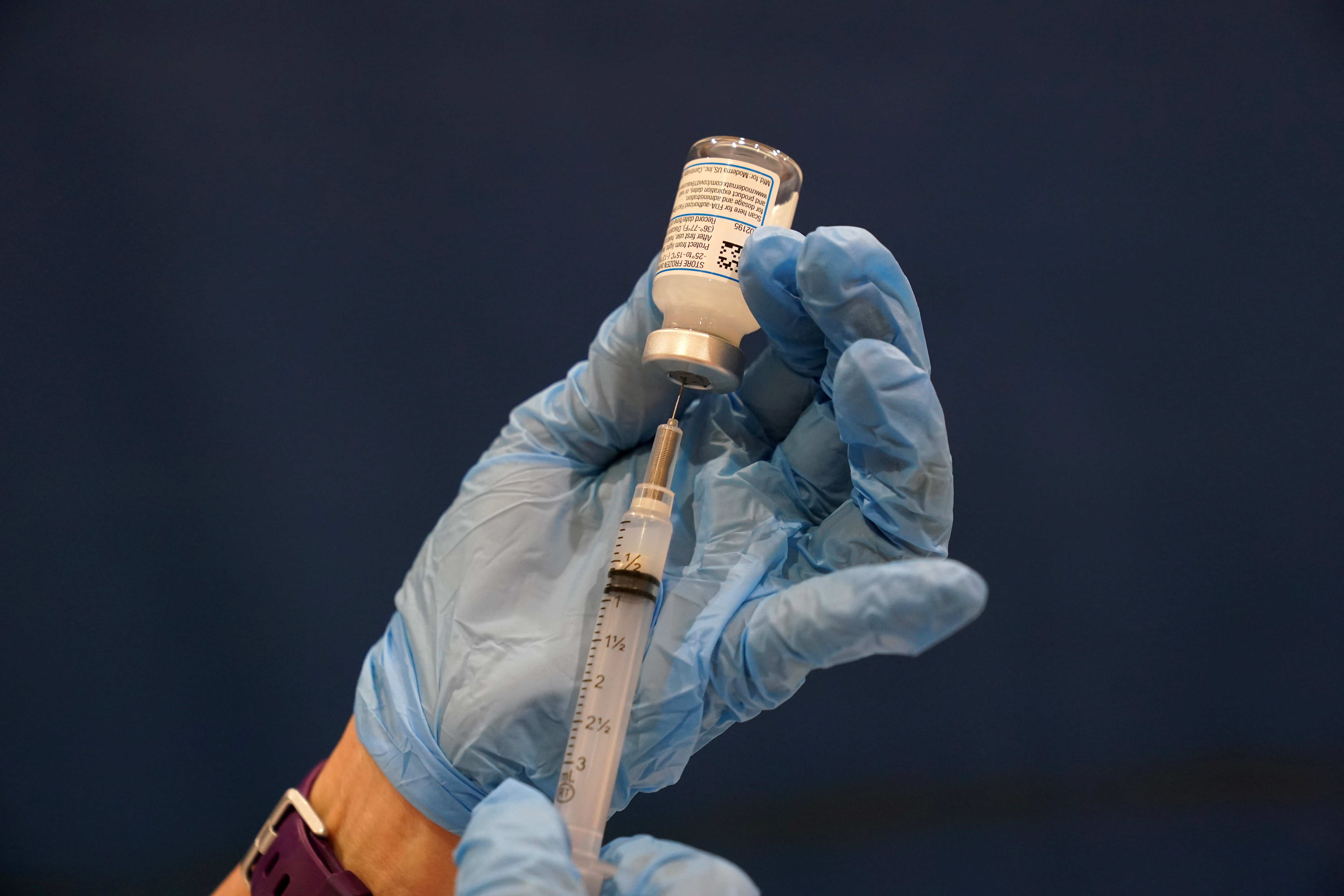 Hasta el 17 de marzo, se han aplicado casi 400 millones de vacunas contra el covid-19 alrededor del mundo (REUTERS/Yara Nardi)
