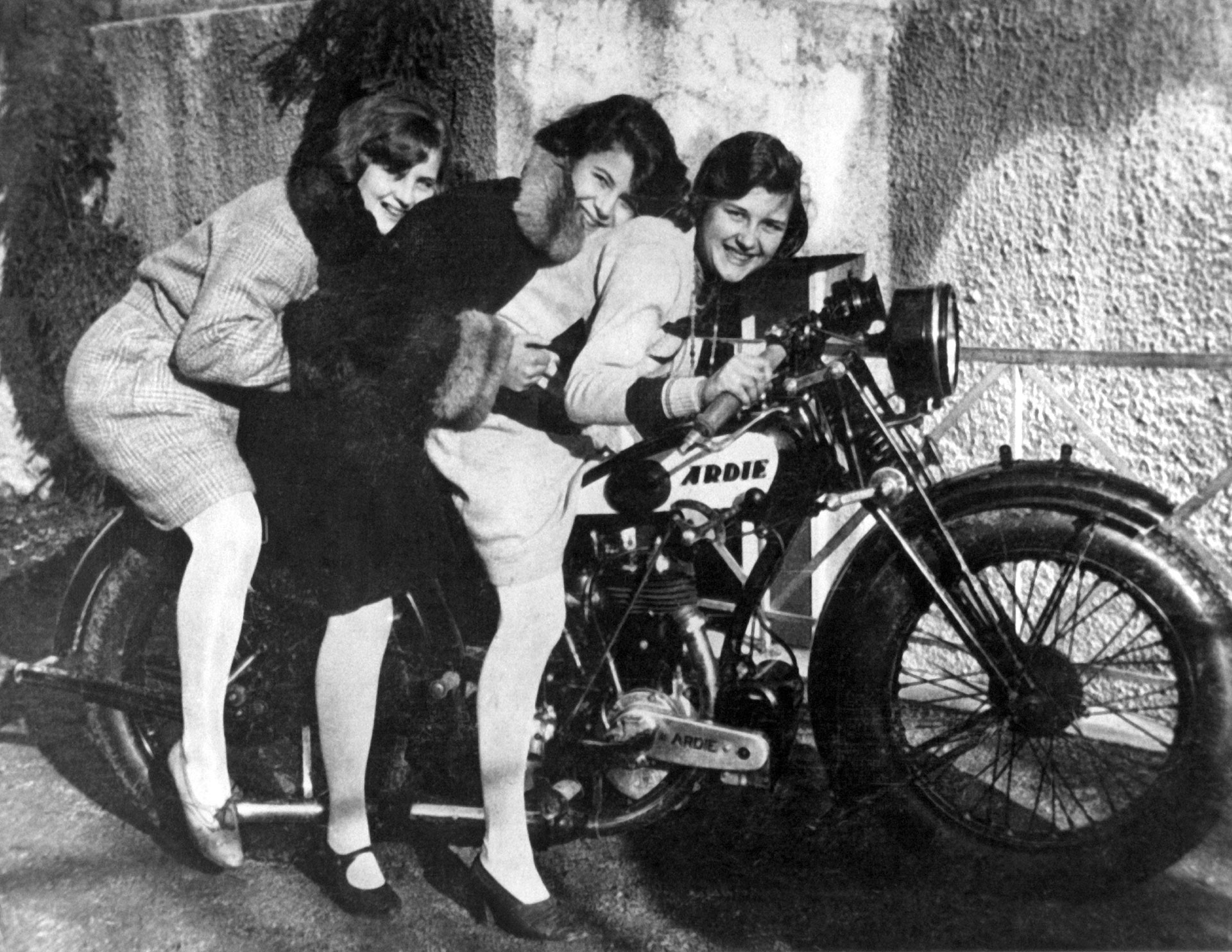 Eva gastaba mucho dinero en ropa, en champagne y organizaba fiestas fastuosas. Unos meses antes del final redactó su testamento: tenía una gran cantidad de propiedades, algo sorprendente para alguien que nunca había trabajado más que como asistente de un fotógrafo (Grosbygroup)