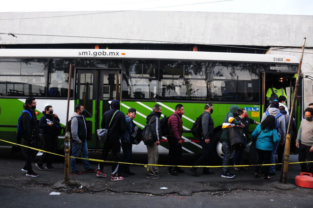 11 de enero de 2021. Ciudad de México. Decenas de personas se concentraron afuera de la estación Pantitlán de la Línea 5 y 1 del STC Metro para abordar los autobuses que fueron empleados como apoyo para este transporte público debido al incendio que sufrió la oficina central que mantiene a las Líneas 1,2,3,4,5 y 6 sin funcionar, lo que provocó un caos para las personas que buscaban llegar a sus destinos durante este semana de inicio de labores.