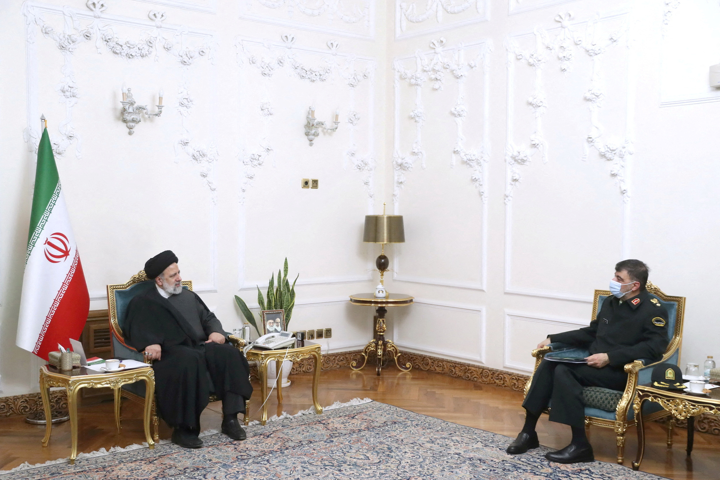 El presidente iraní Ebrahim Raisi se reúne con el jefe de la Policía, Ahmad-Reza Radan (Presidential Website/WANA -West Asia News Agency-/Handout via REUTERS/Archivo)