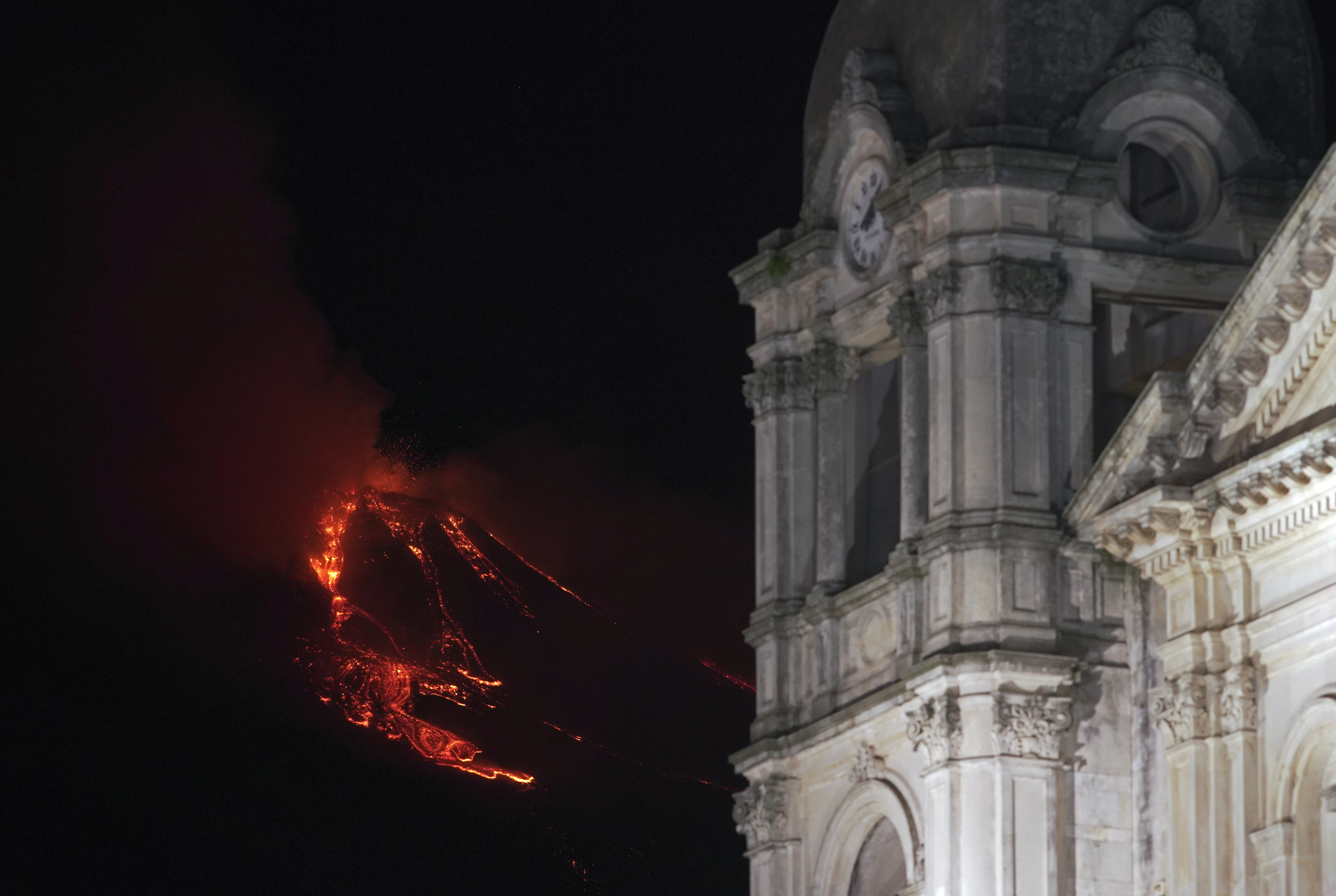 El cielo de la ciudad de Zafferana, Italia se iluminó con la erupcion del volcan Etna (Foto: Reuters/Antonio Parrinello)