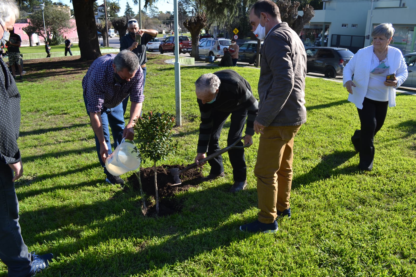 El momento en que plantó un árbol en la plaza 17 de octubre en medio de la celebración por el Día del Lechero