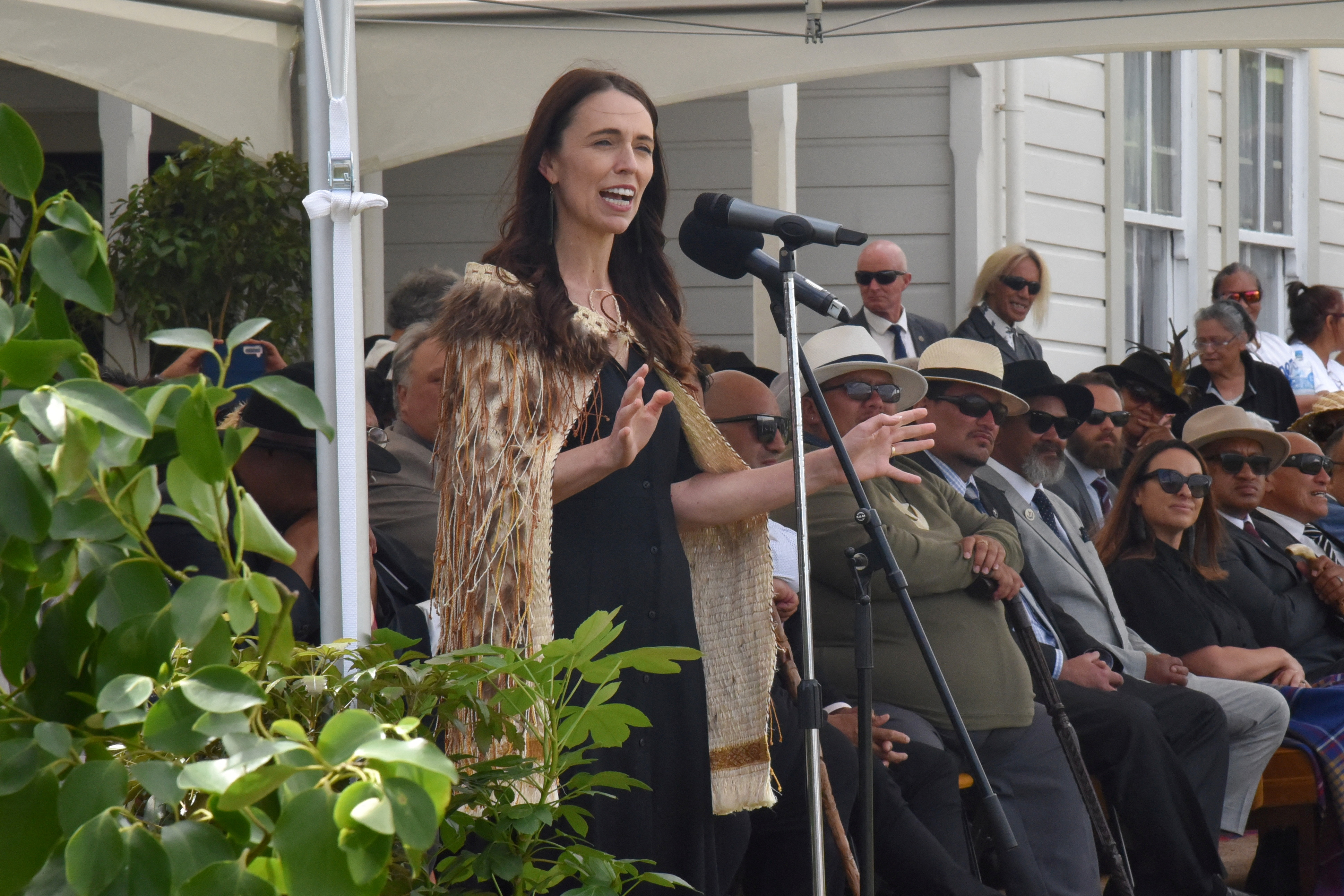 Jacinda Ardern dejó el cargo en una ceremonia oficial y fue reemplazada por Chris Hipkins como premier de Nueva Zelanda