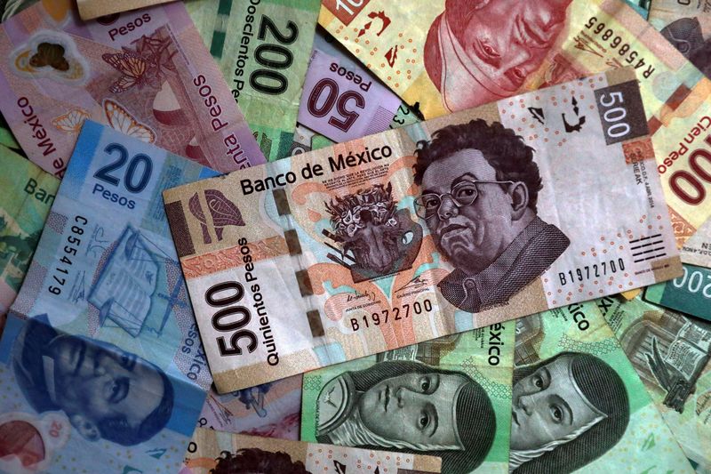 Imagen de archivo ilustrativa de billetes de pesos mexicanos tomada el 3 de agosto, 2017. REUTERS/Edgard Garrido/Ilustración/Archivo