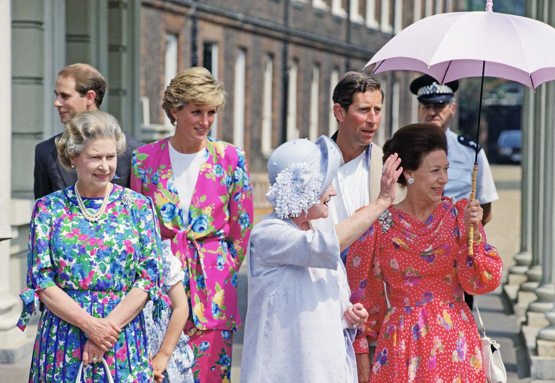 La monarca camina delante de Lady Di en el festejo de los 90 años de la Reina Madre. Las acompañan el príncipe Carlos y la princesa Margarita, quienes participaron de la celebración en Clarence House