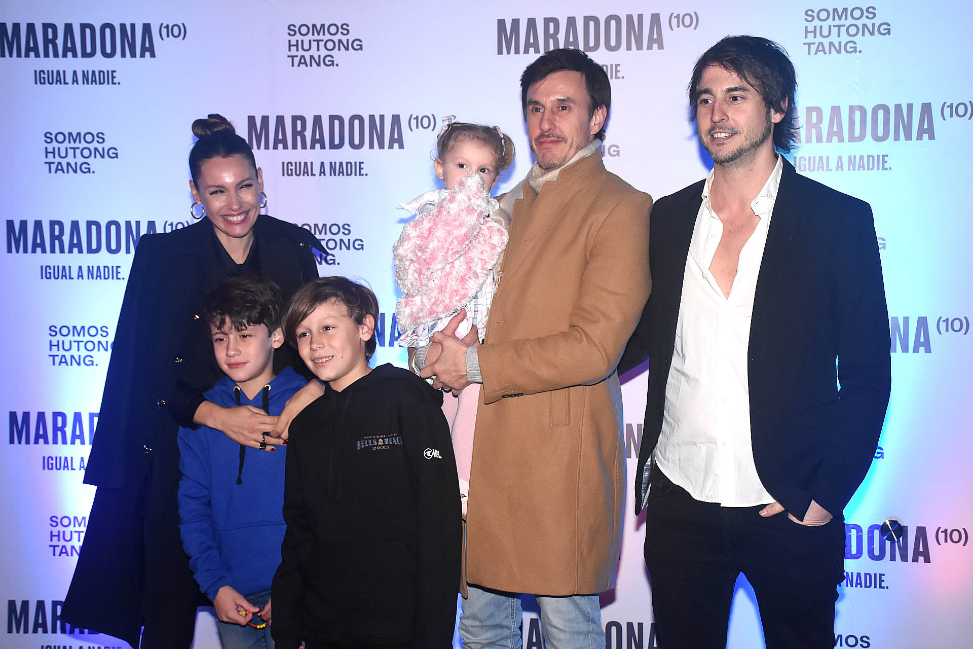 El cofundador del restaurante, Francisco García Moritan, junto a su hermano Roberto; Carolina "Pampita" Ardohain y sus hijos Ana, Beltrán y Benicio