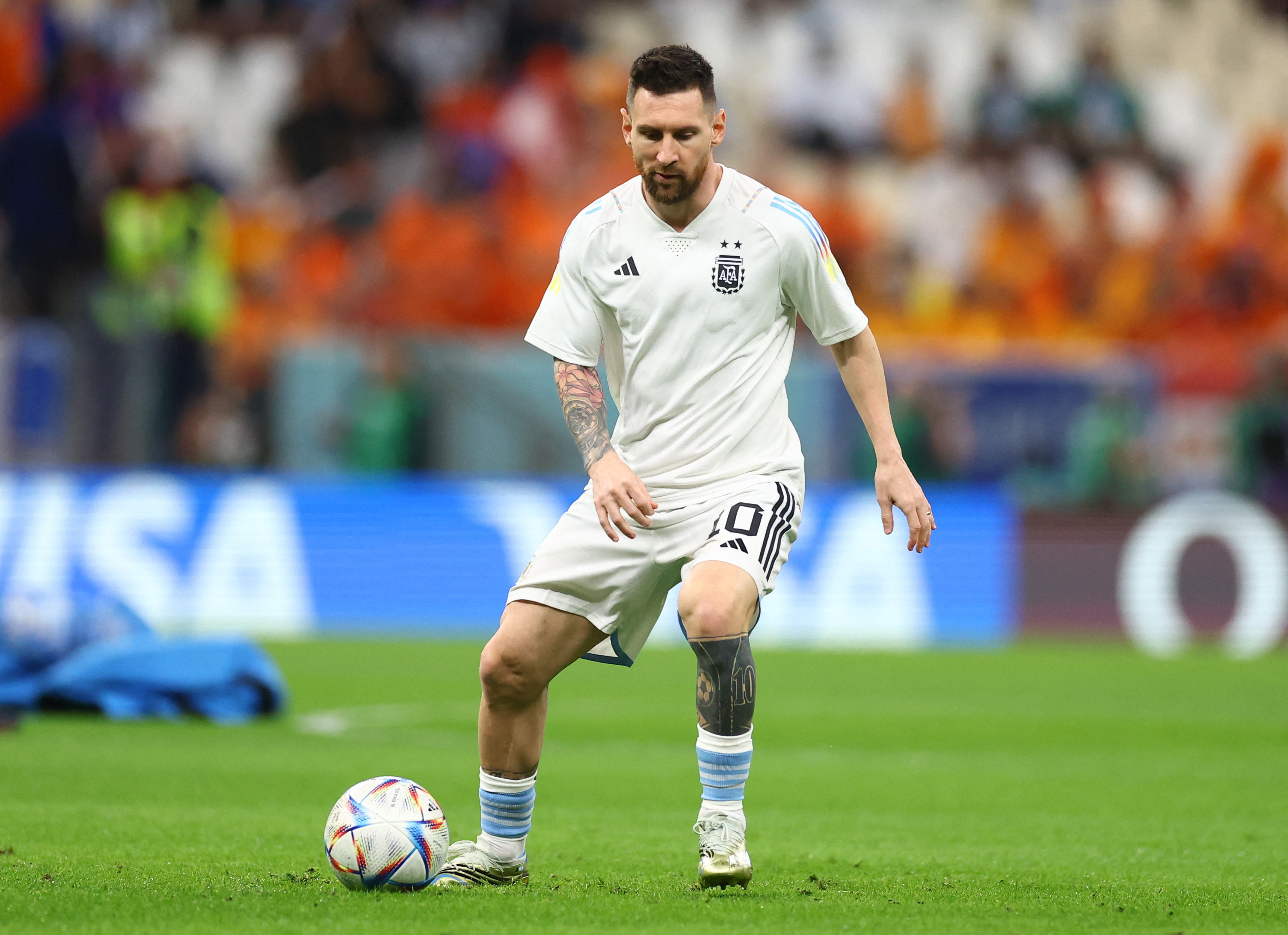 Lionel Messi y la pelota, su gran amiga (REUTERS/Carl Recine)