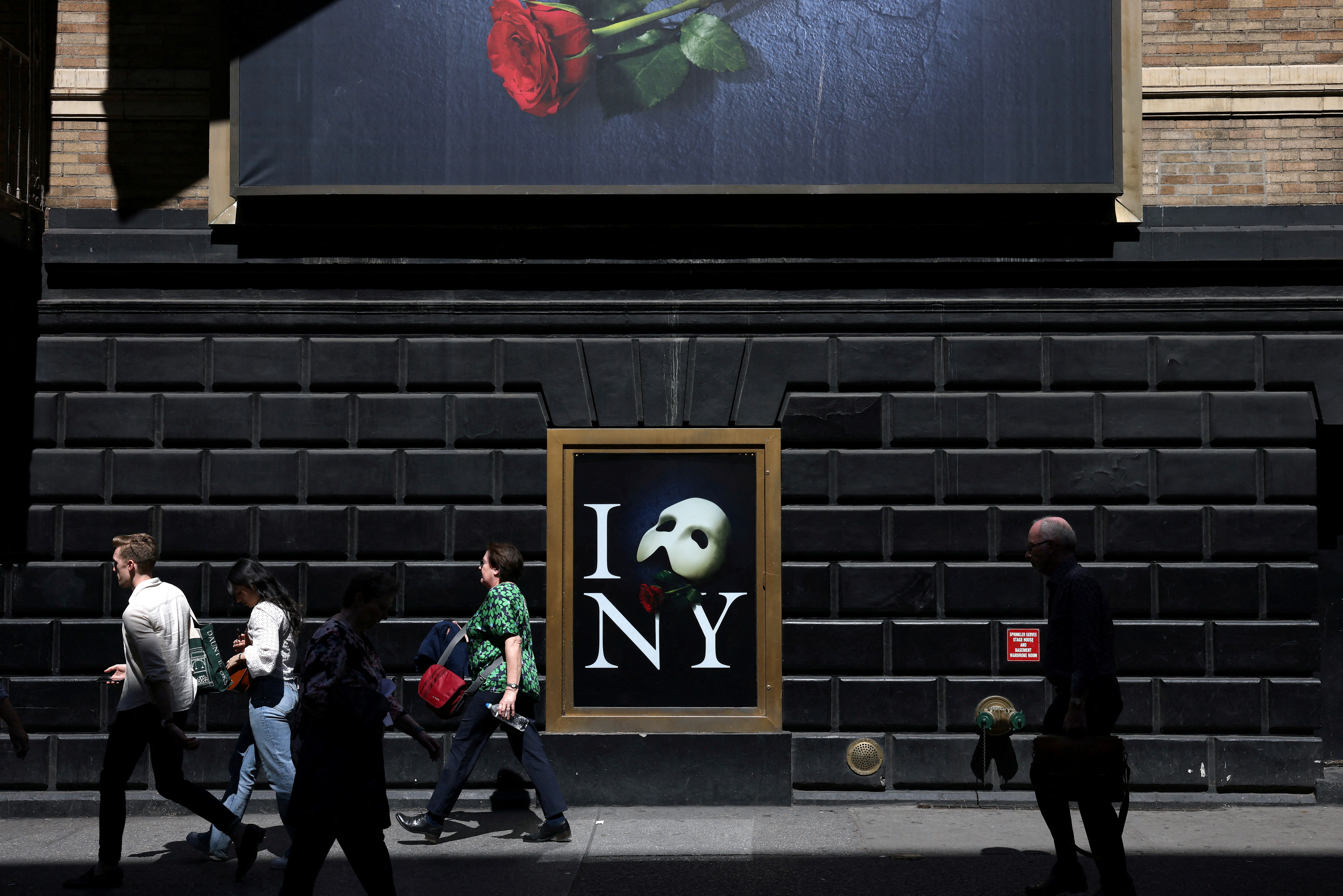 Un imponente cartel de El Fantasma de la Ópera expuesto en el Teatro Majestic antes de su última representación el 16 de abril tras 35 años en Broadway en Nueva York,  el 12 de abril de 2023 (REUTERS)