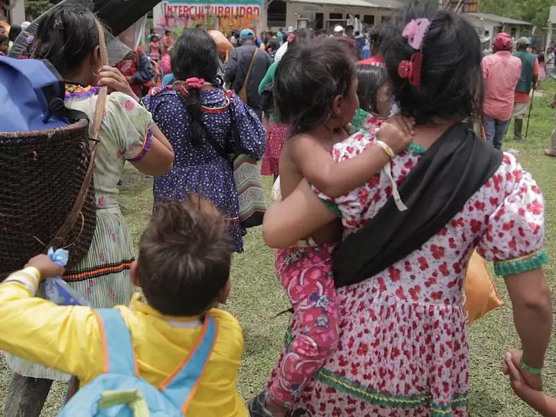 Mujeres indígenas embera junto a sus hijos fueron expuestas en desfile de modas. Cortesía Gobernación de Risaralda.