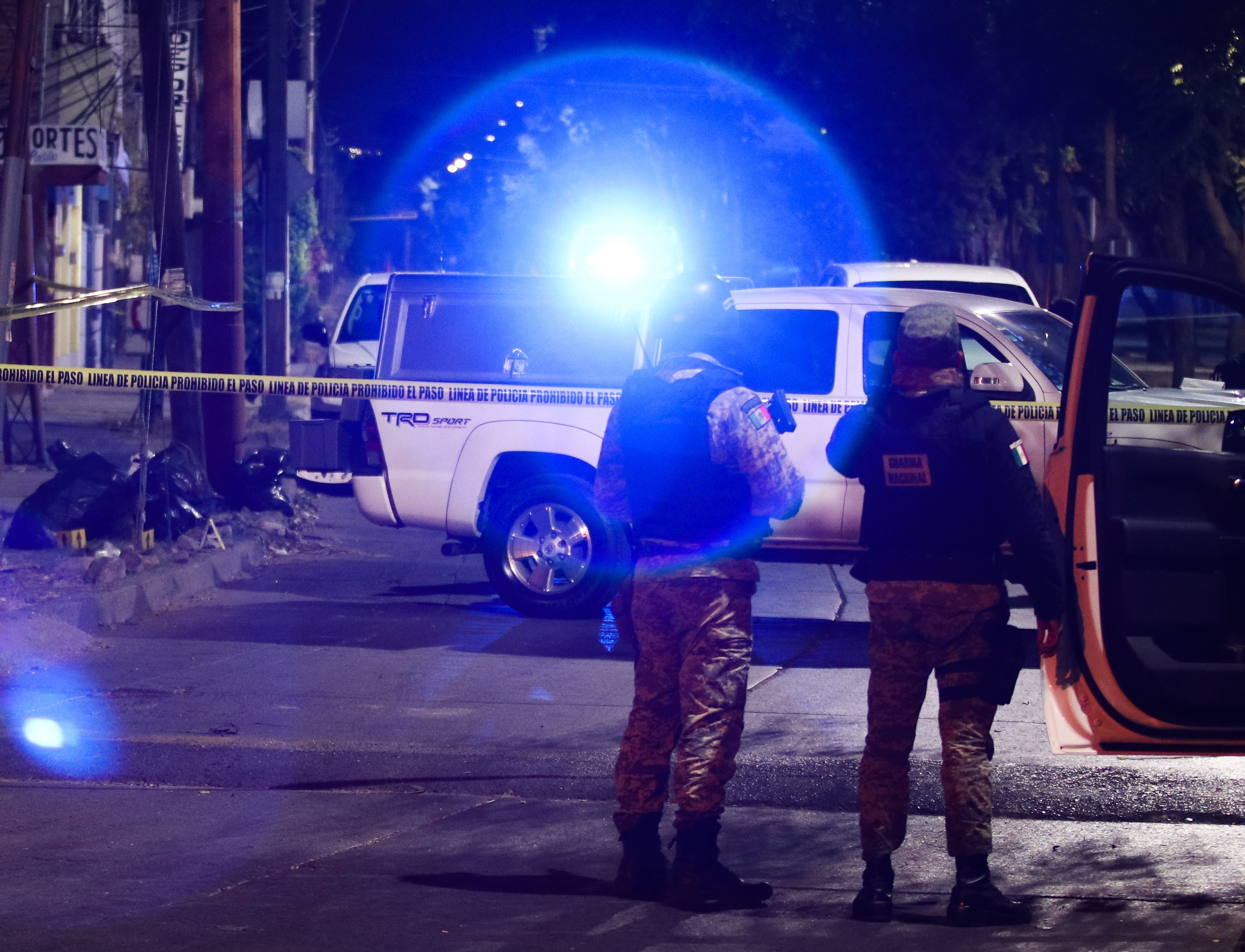 Agentes federales resguardan la zona donde cinco personas fueron asesinadas en León, estado de Guanajato (Foto: EFE)
