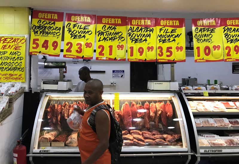 Un cliente comprando carne en un supermercado en Río de Janeiro, Brasil (REUTERS/Pilar Olivares/Archivo)