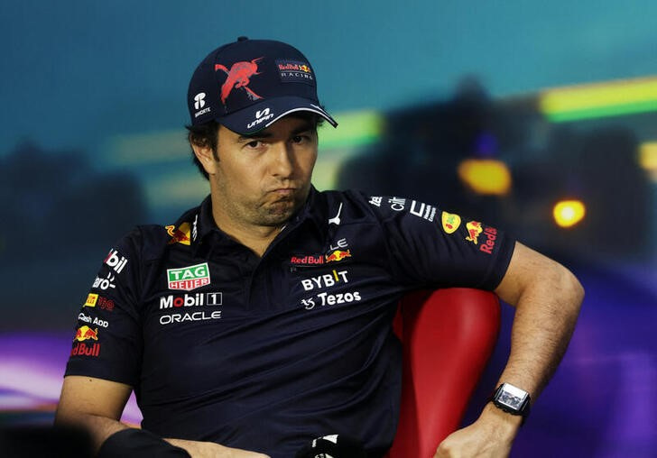 Checo Pérez se enojó con la actitud que tomó Max en el GP de Brasil (Foto: REUTERS/Ricardo Moraes) 