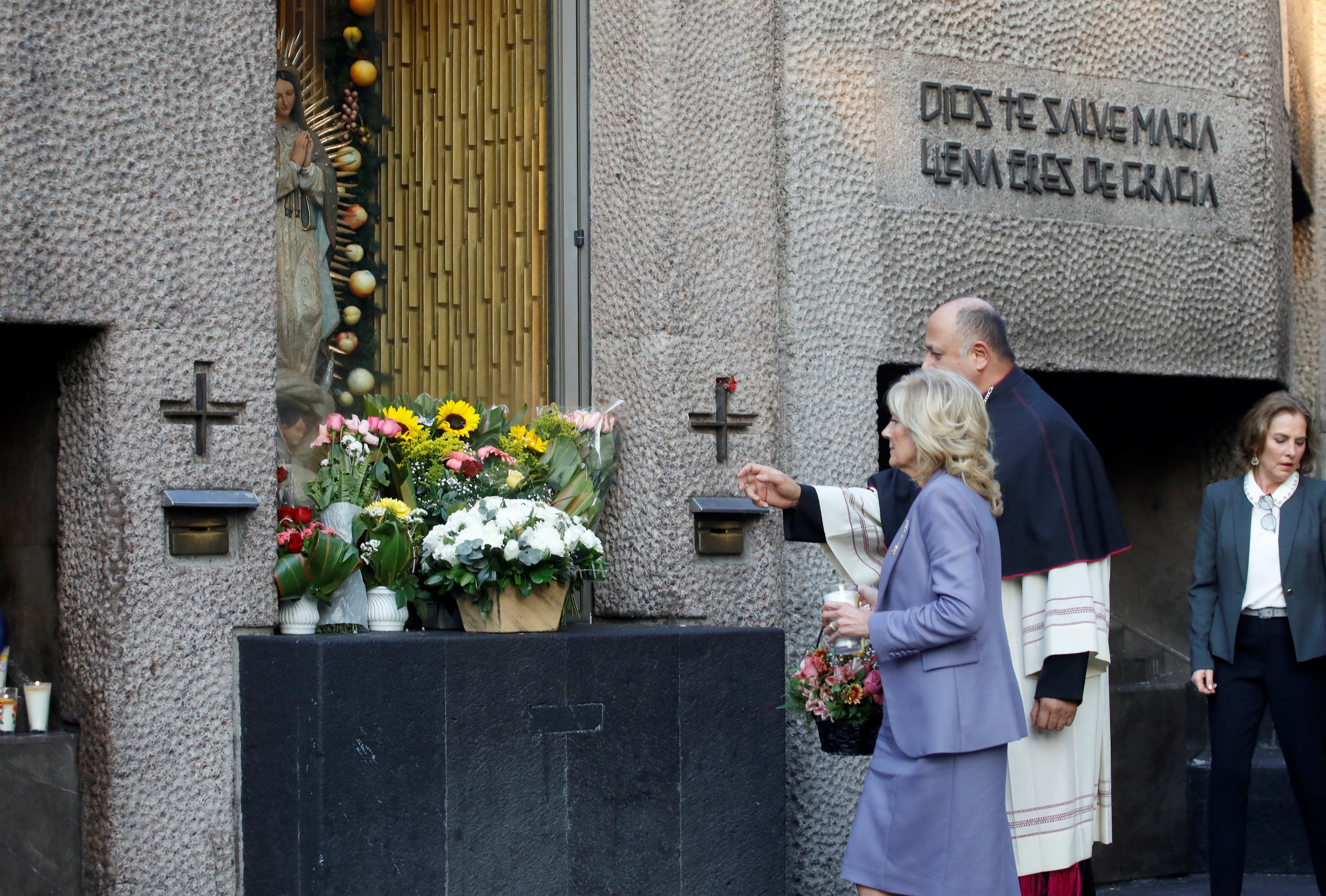  Jill Biden hablando con el rector de la Basílica, Salvador Martinez Avila (REUTERS/Raquel Cunha)