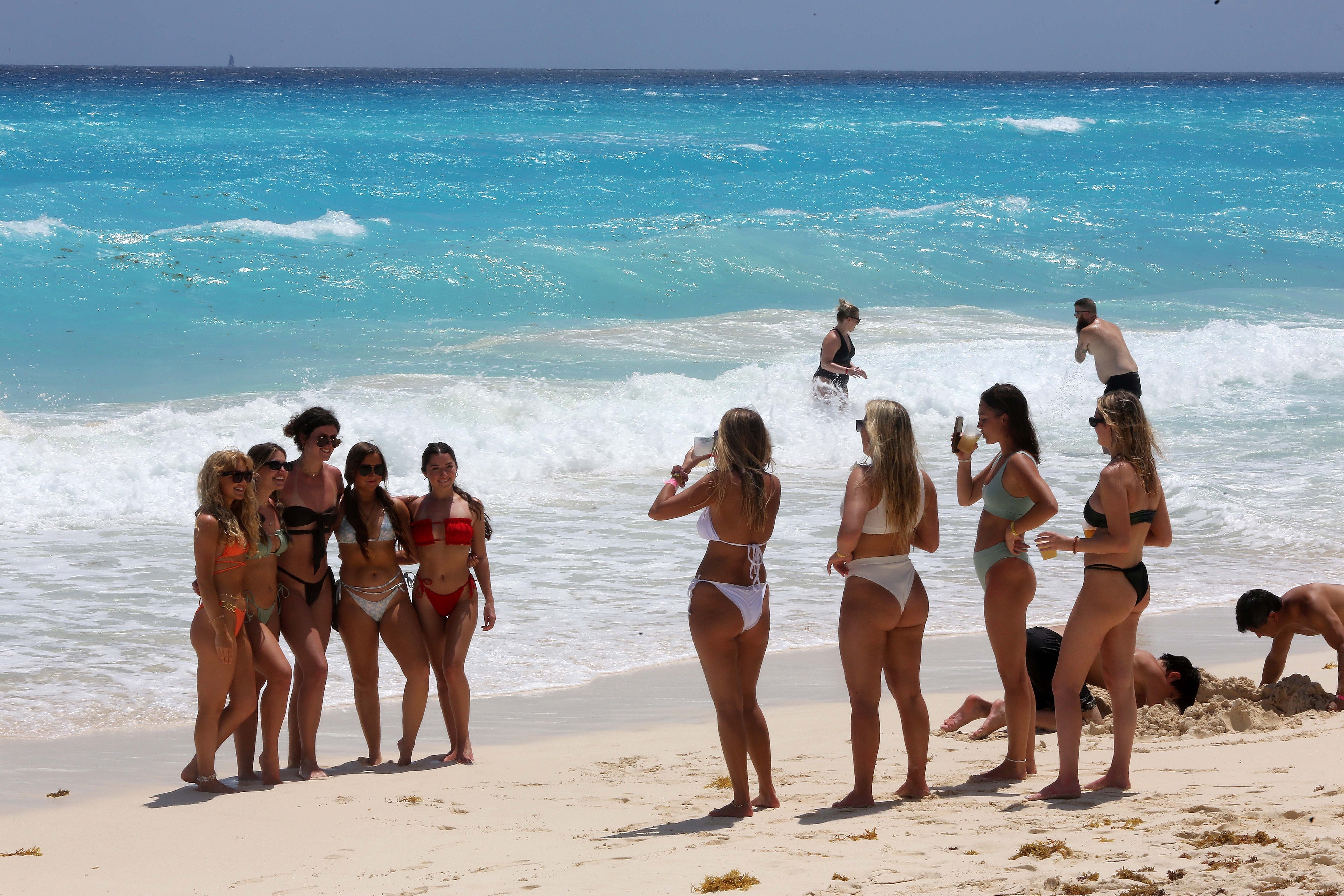 Turistas acuden a las playas en el balneario de Cancún, en el estado de Quintana Roo (Foto: EFE / Lourdes Cruz)