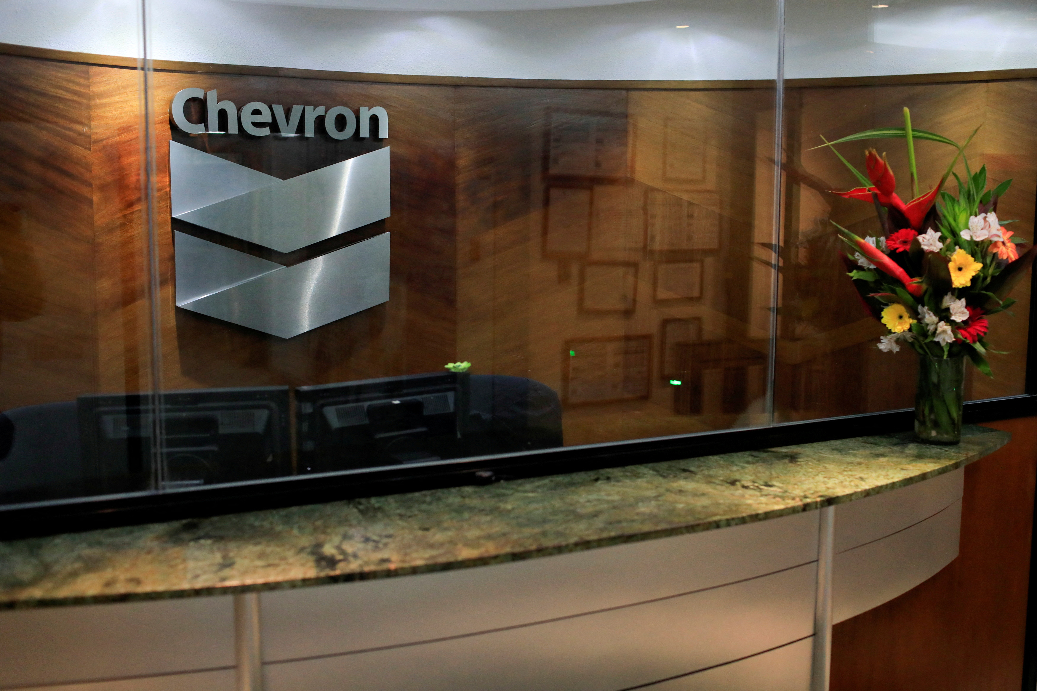 El logo de Chevron en su oficina en Caracas (REUTERS/Marco Bello/Archivo)
