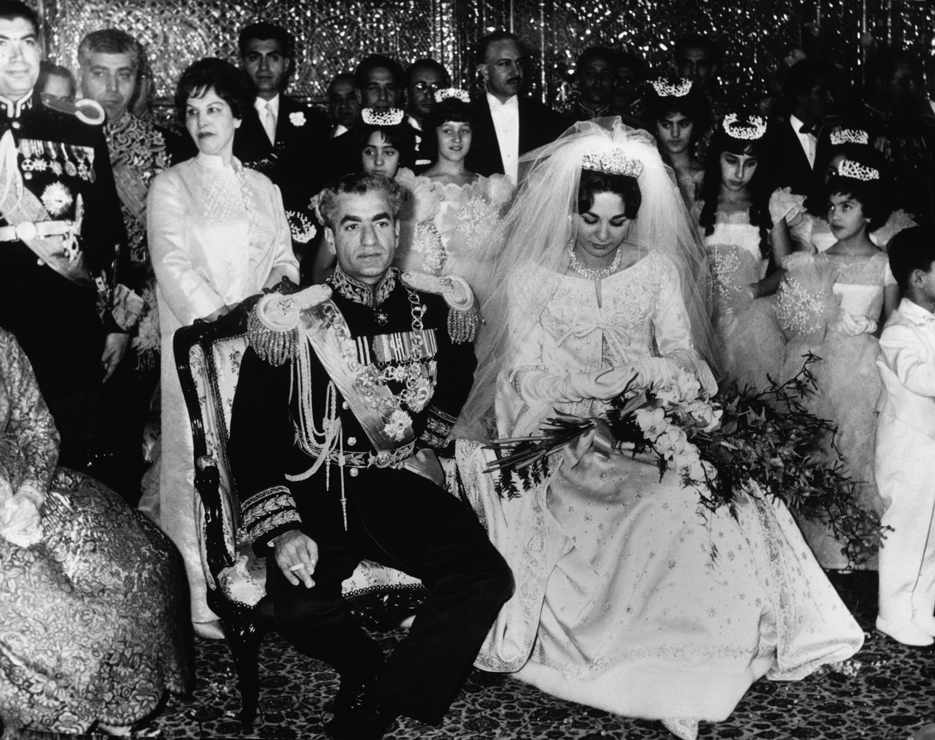 Reza Pahlevi urgido por la necesidad de dar un heredero varón al trono, se casó pronto, en 1959, con Farah Diba (© Hulton-Deutsch Collection/CORBIS/Corbis via Getty Images)