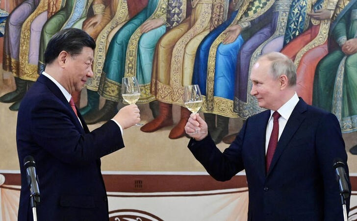 El presidente ruso, Vladimir Putin (dcha), brindando con su par chino, Xi Jinping, durante una recepción en el Kremlin en Moscú, Rusia. 21 marzo 2023. (Sputnik/Pavel Byrkin/Kremlin vía Reuters)