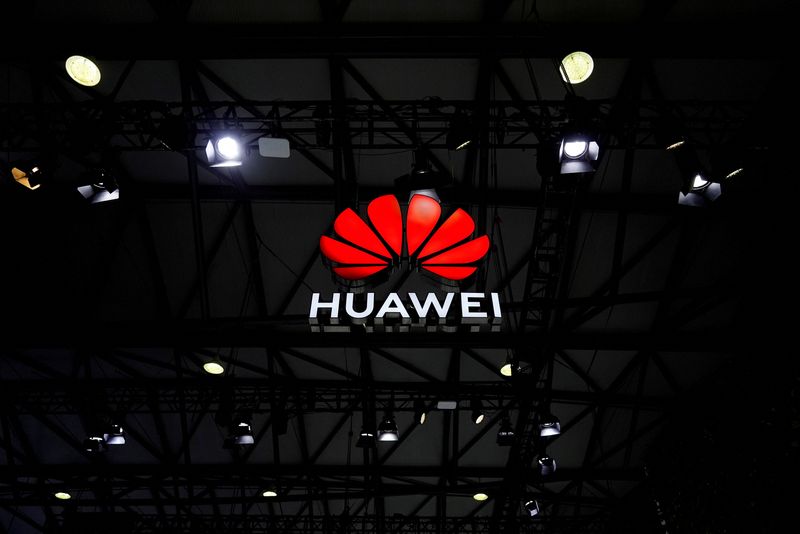 FOTO DE ARCHIVO: El logotipo de Huawei durante el Mobile World Congress celebrado en Shanghái, China, el 23 de febrero de 2021. REUTERS/Aly Song