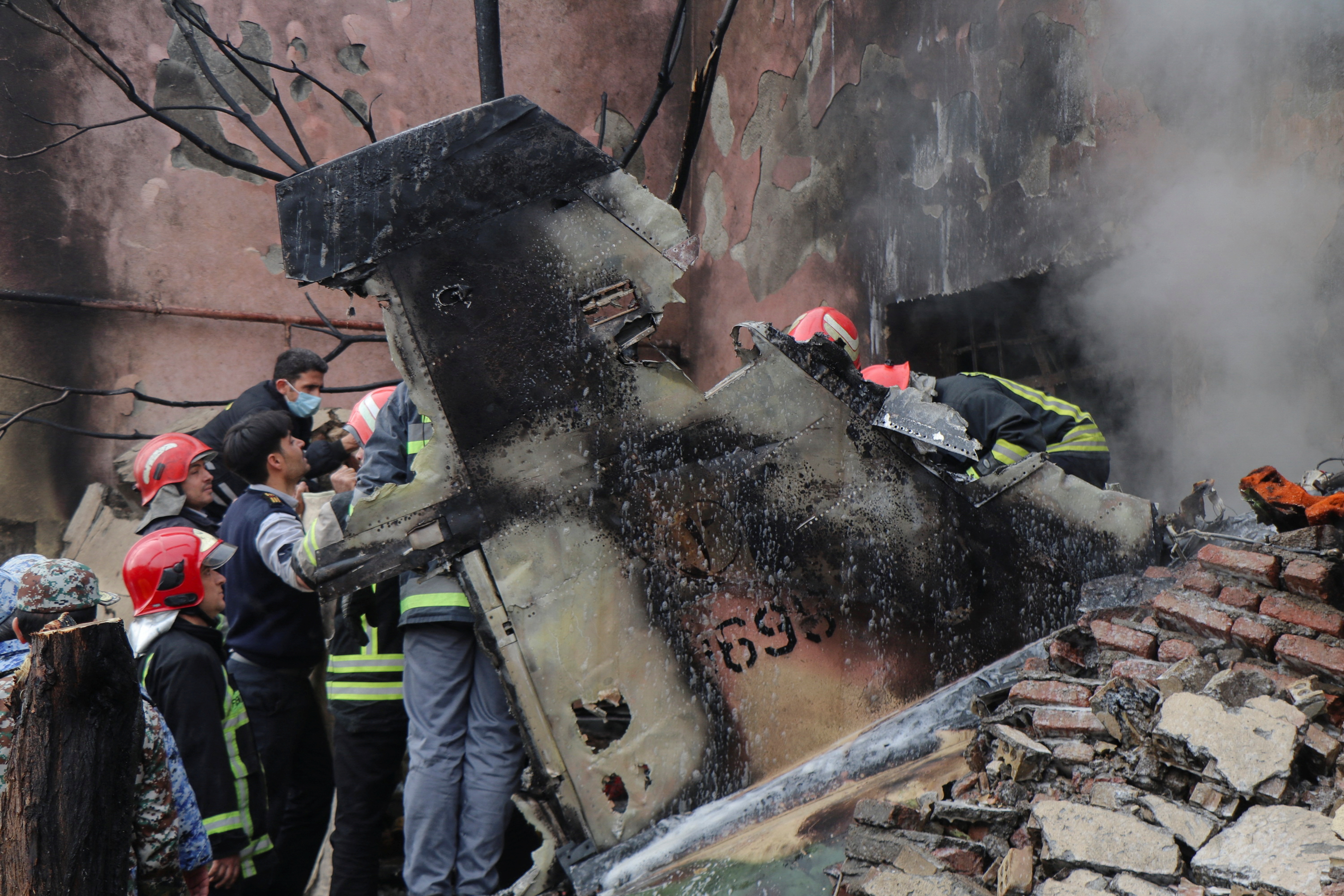 El avión cayó sobre una escuela de un barrio de Tabriz (Mehr News/WANA/Reuters)