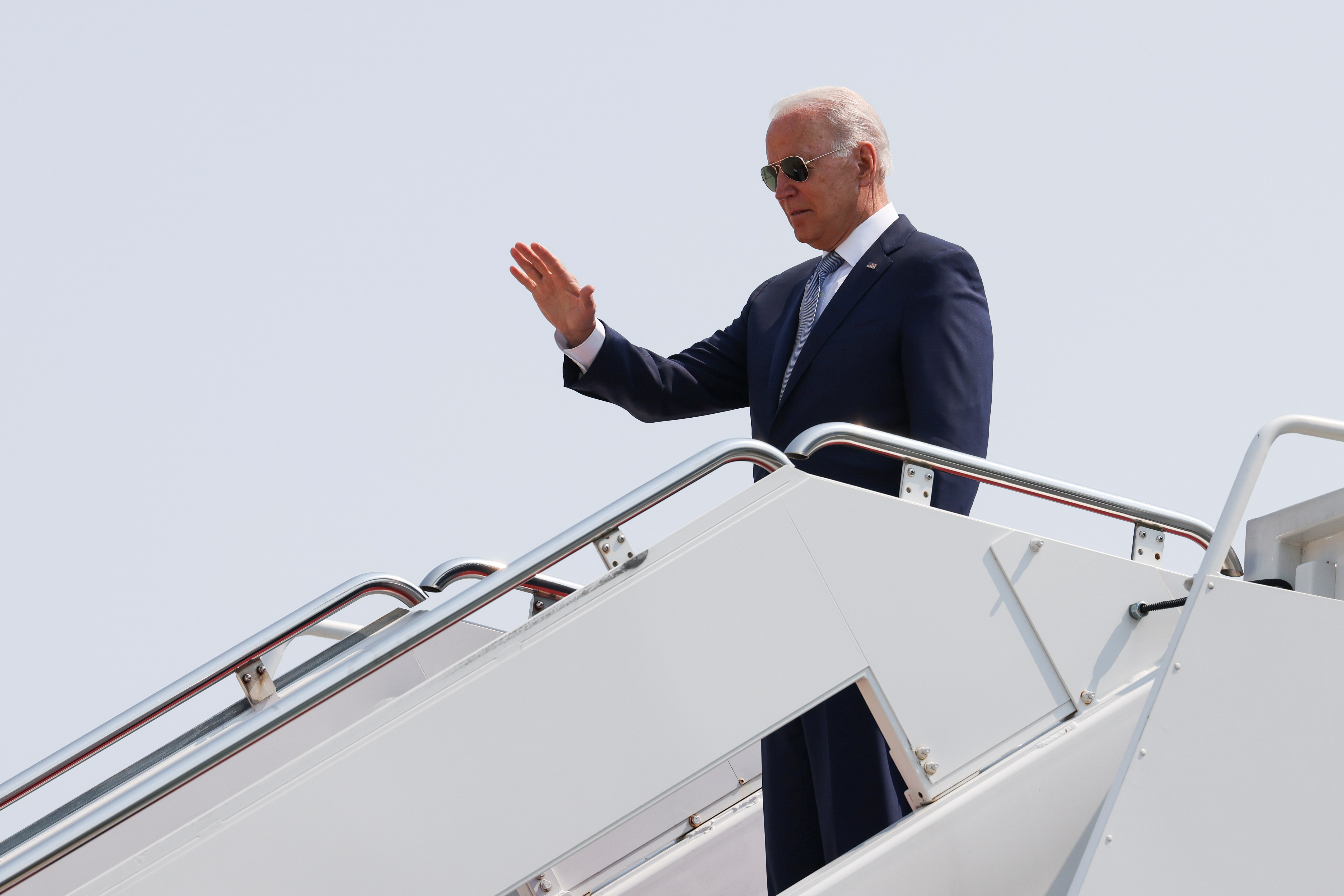 Foto de archivo: El presidente de EEUU, Joe Biden, saluda con la mano mientras sube al avión presidencial Air Force One (REUTERS/Evelyn Hockstein)