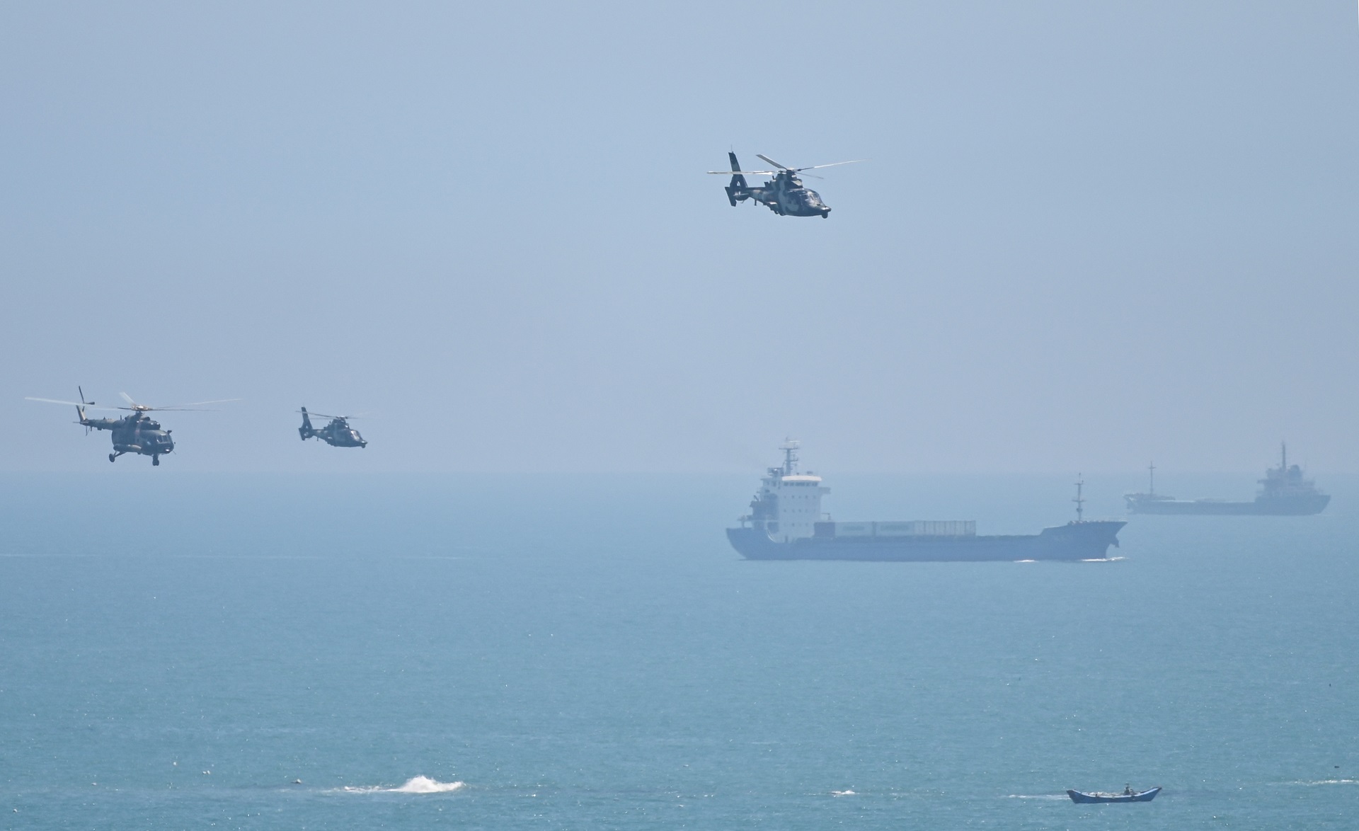 Helicópteros militares chinos sobrevuelan la isla de Pingtan, uno de los puntos más cercanos a Taiwán, en la provincia de Fujian, el 4 de agosto de 2022 (AFP)