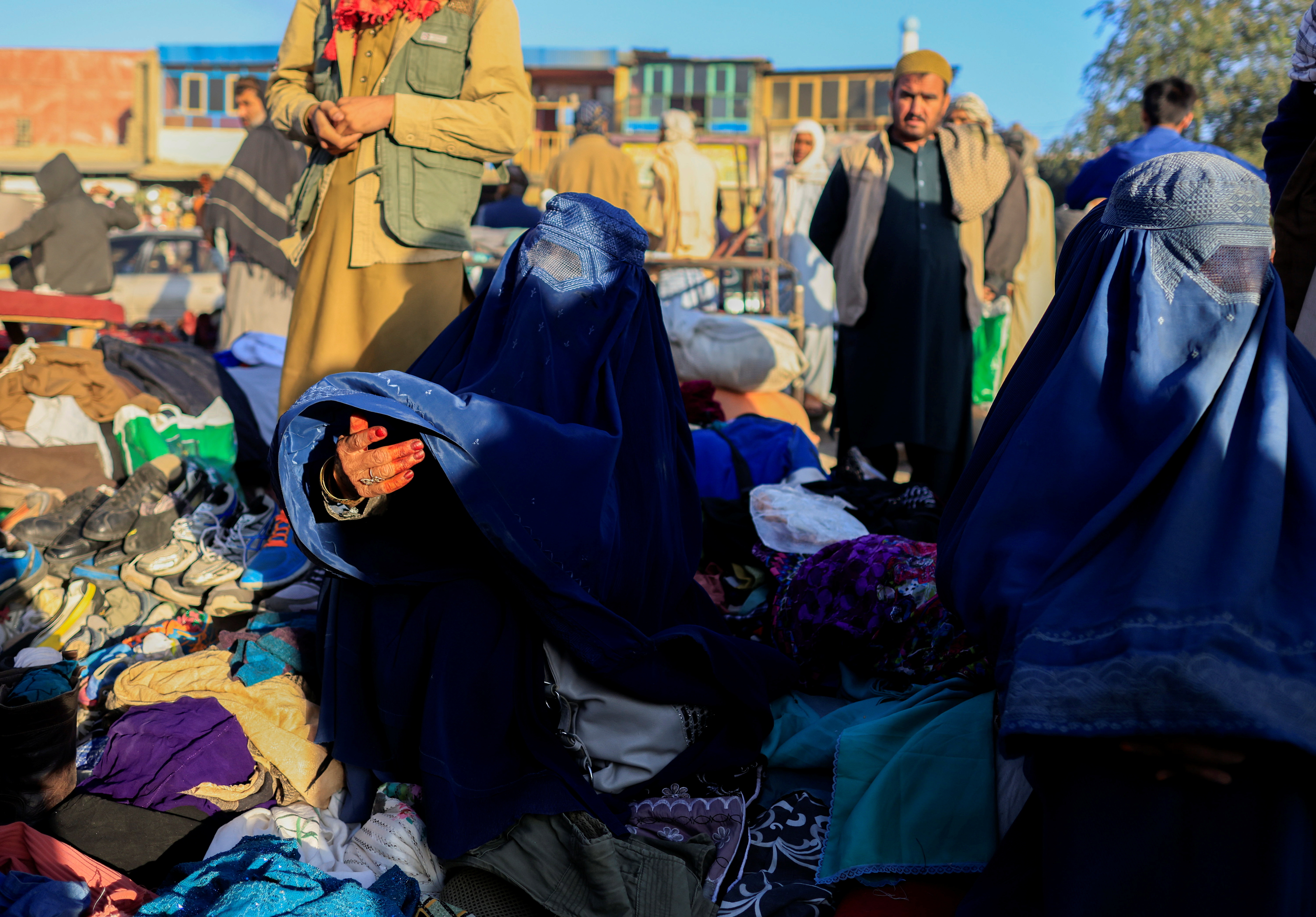 Las comerciantes afganas también son empujadas a la segregación por los talibanes