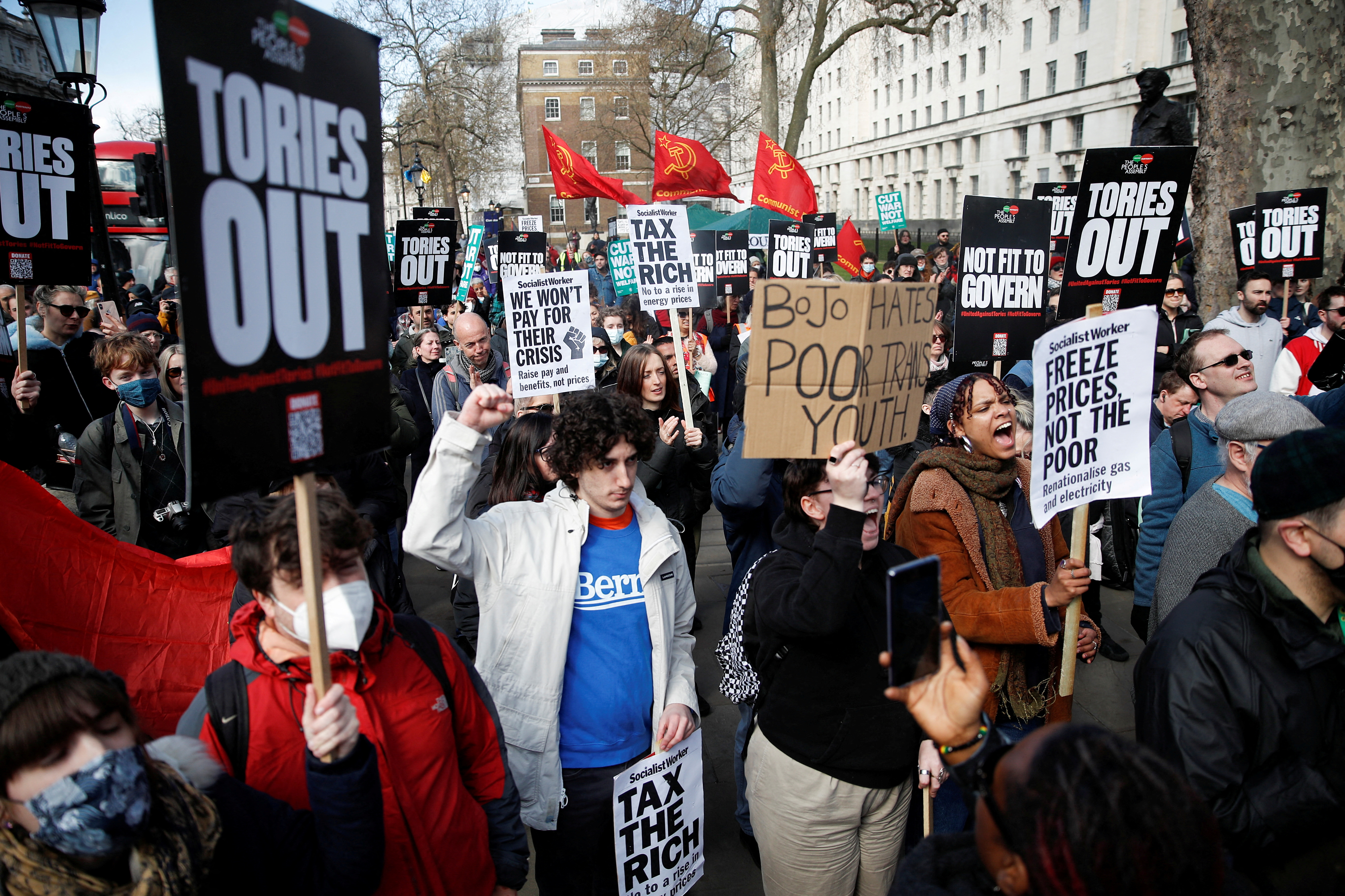 La gente protesta por el aumento del costo de vida durante una manifestación frente a Downing Street en Londres, Gran Bretaña, el 2 de abril de 2022. (REUTERS/Peter Nicholls/Foto de archivo)