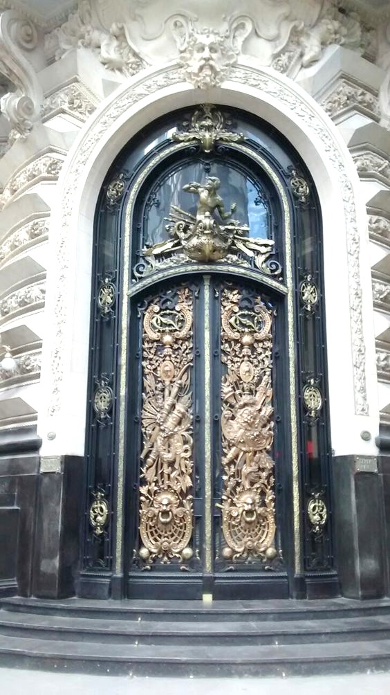 La impactante puerta del Centro Naval de la Ciudad de Buenos Aires